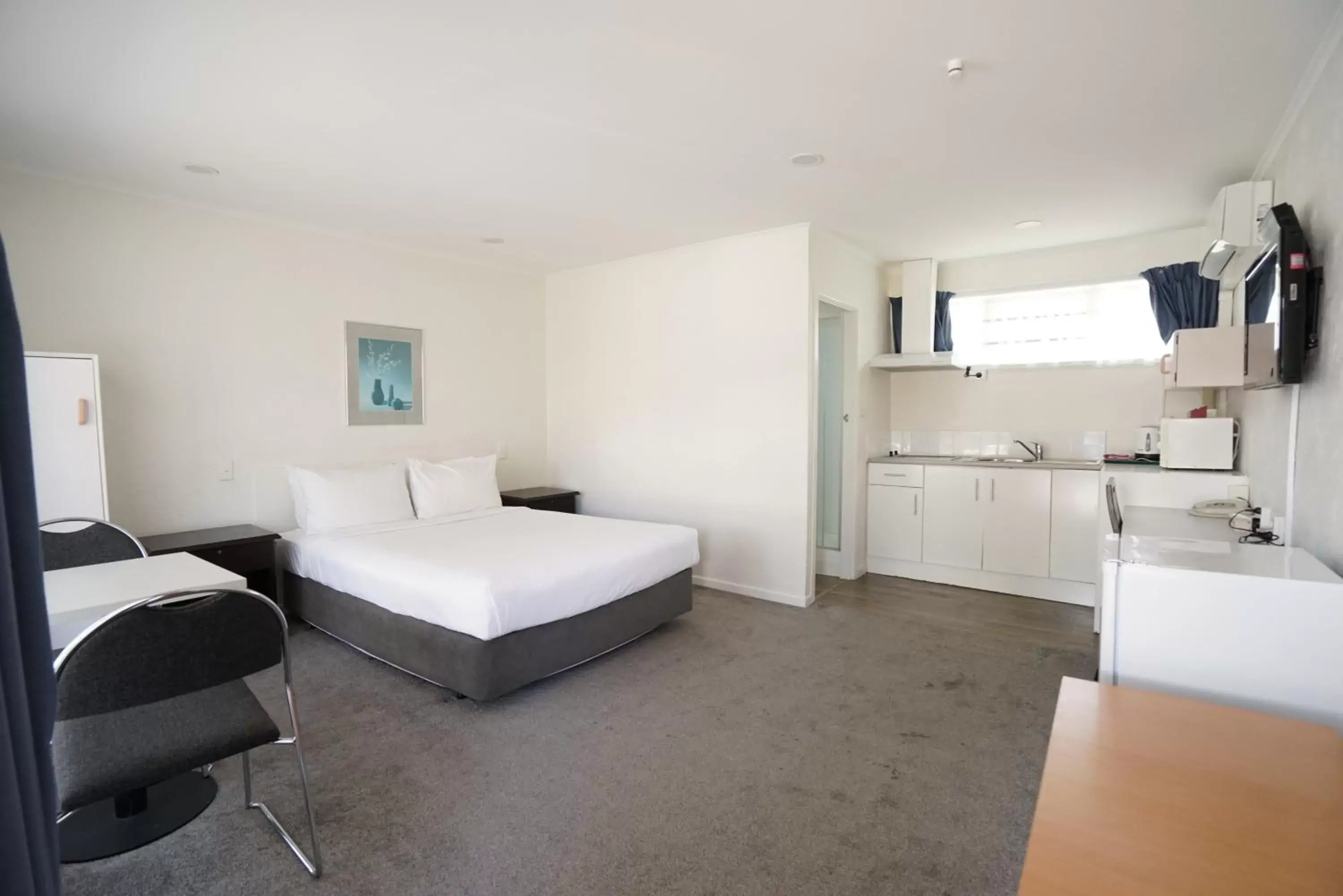 Standard Queen Room in Alpers Lodge & Conference Centre Standard Queen Room in Alpers Lodge & Conference Centre