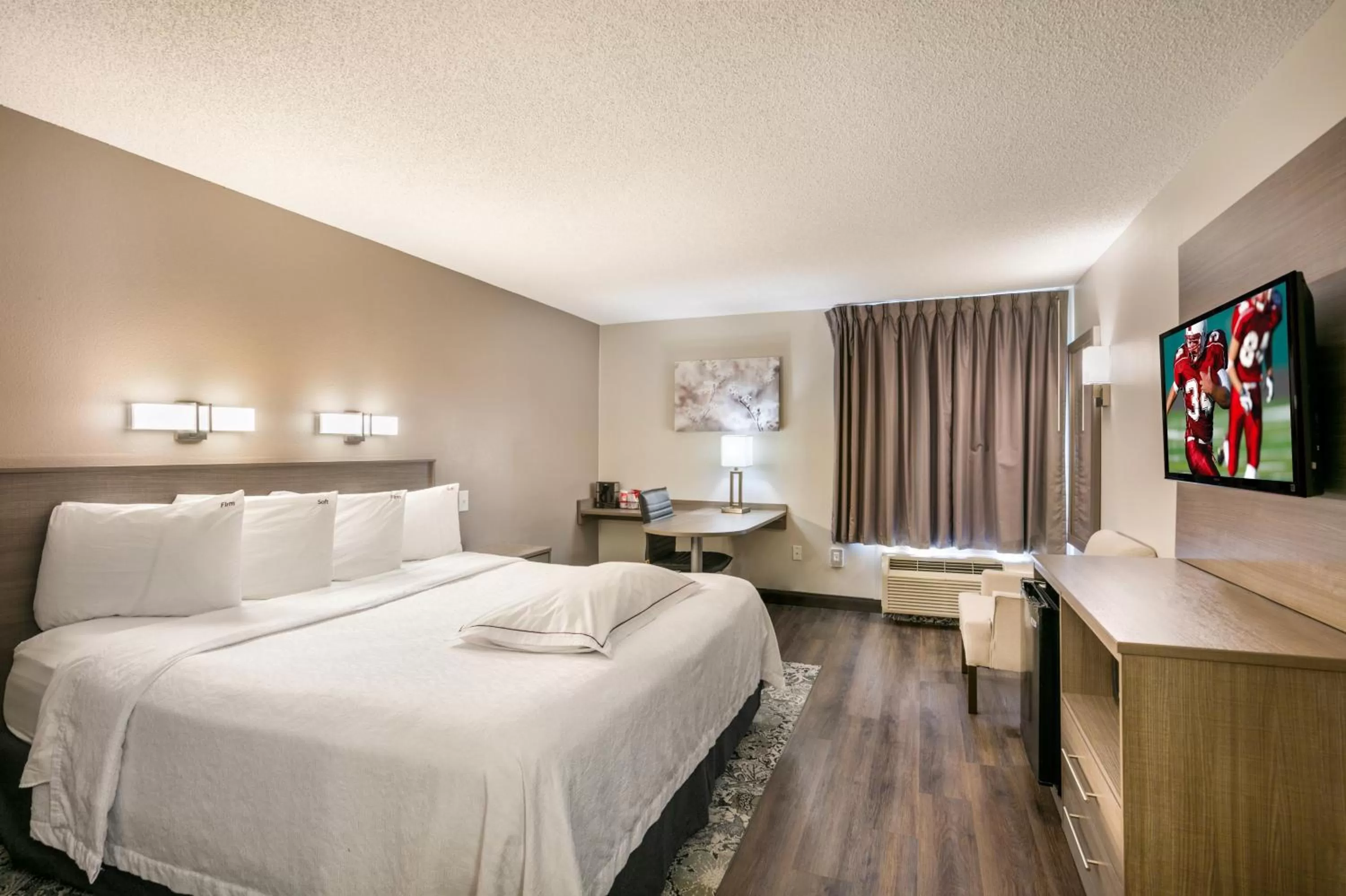 Bedroom, Bed in Red Roof Inn PLUS+ Boston - Logan