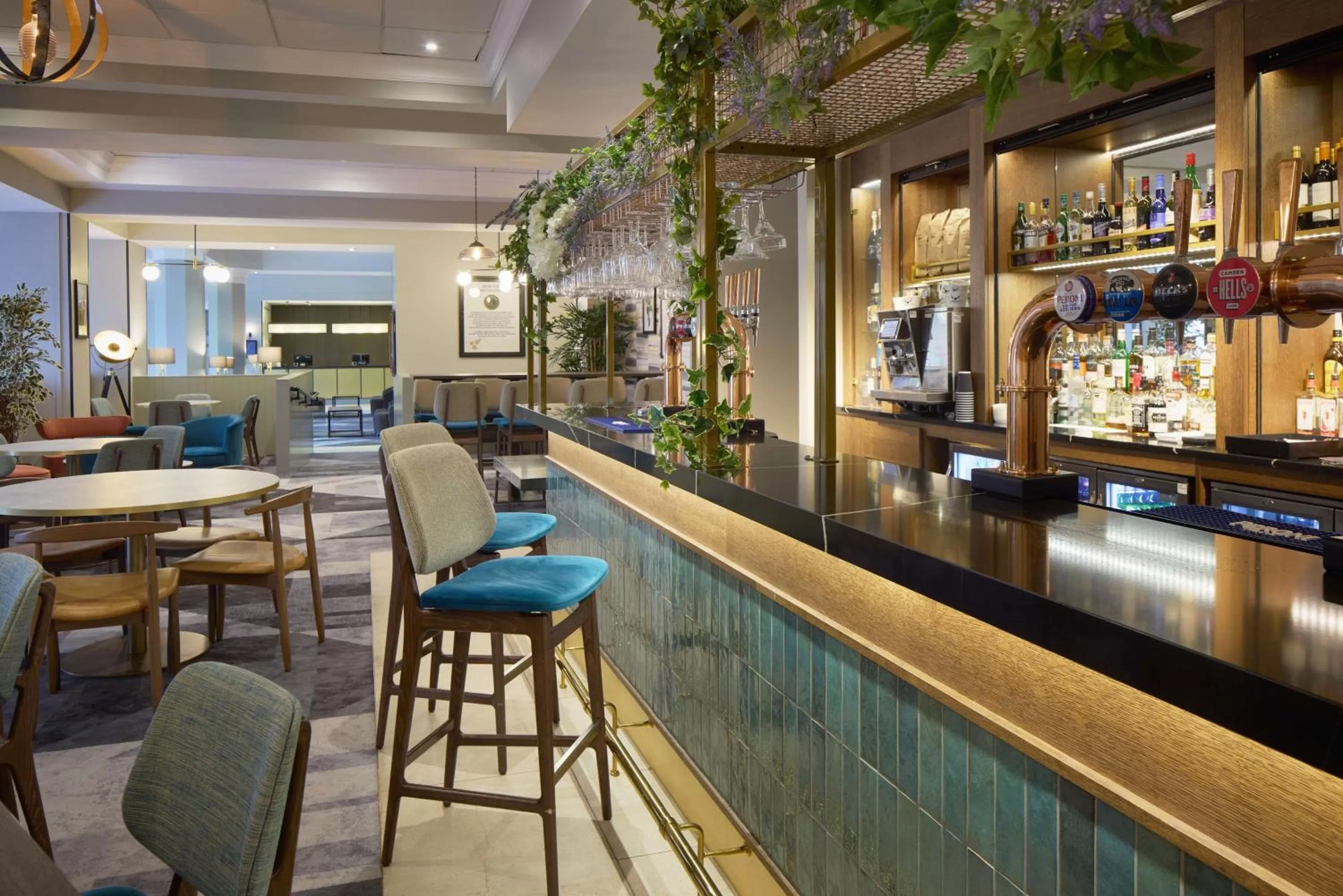 Lounge or bar in DoubleTree by Hilton Dartford Bridge