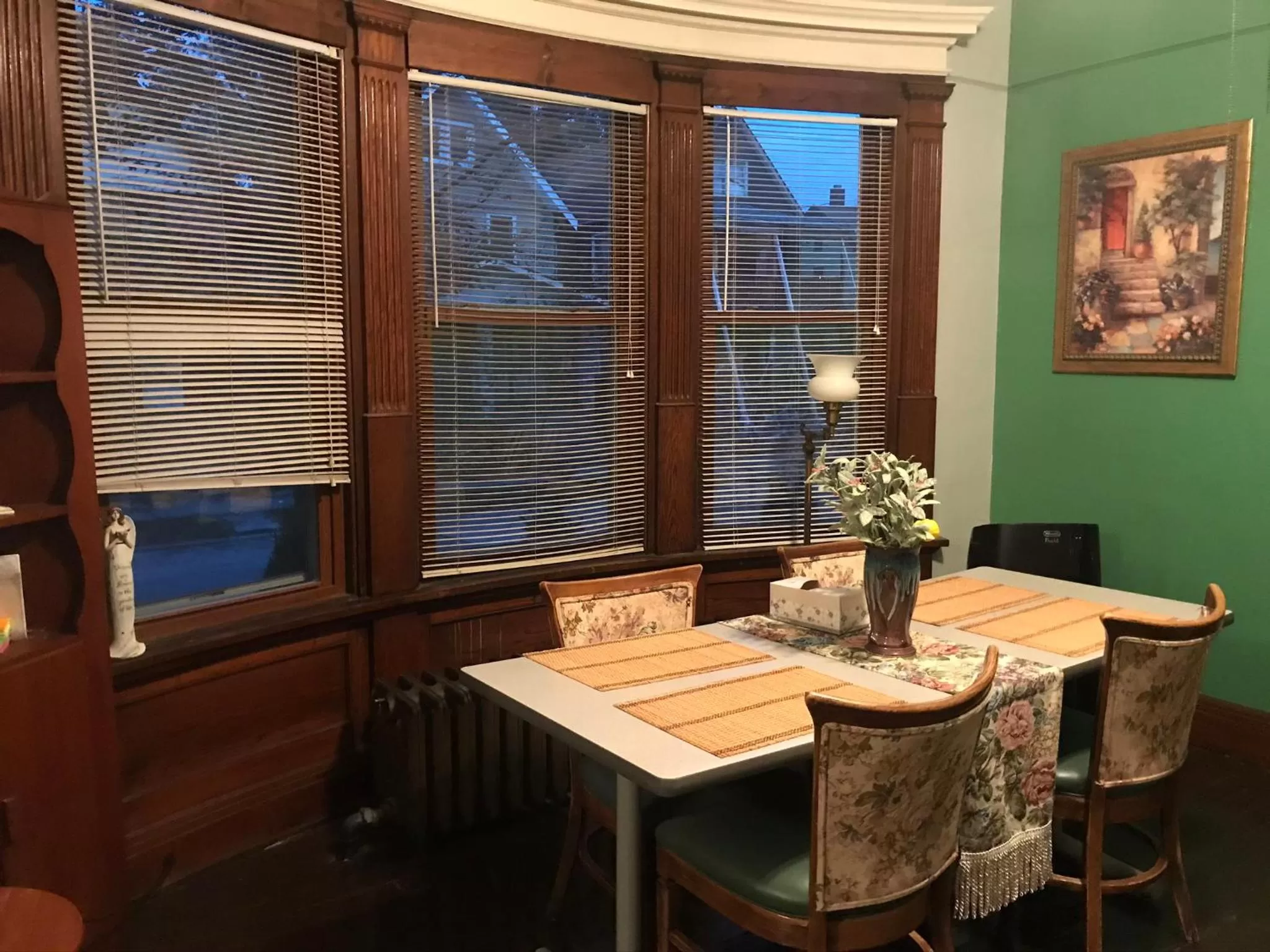 Restaurant/places to eat in 5 Star Victorian Mansion-Downtown No Locals