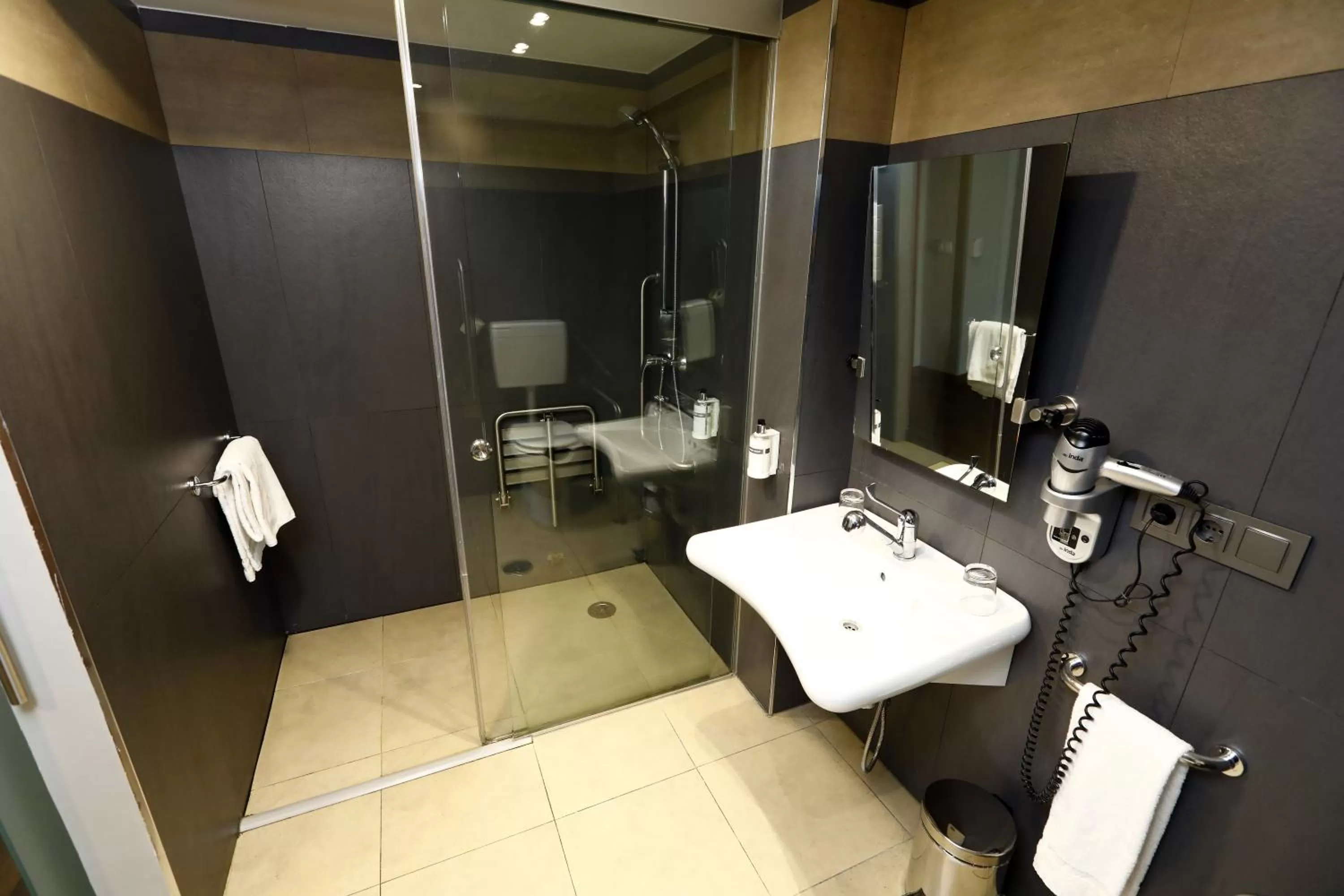 Bathroom in Travelodge Madrid Coslada Aeropuerto