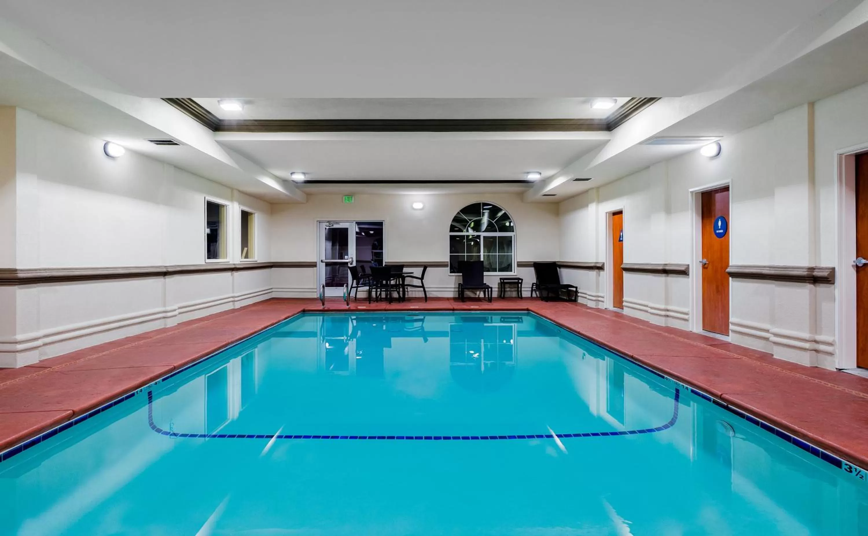 Swimming pool in Holiday Inn Express Hotel & Suites Oroville Southwest by IHG