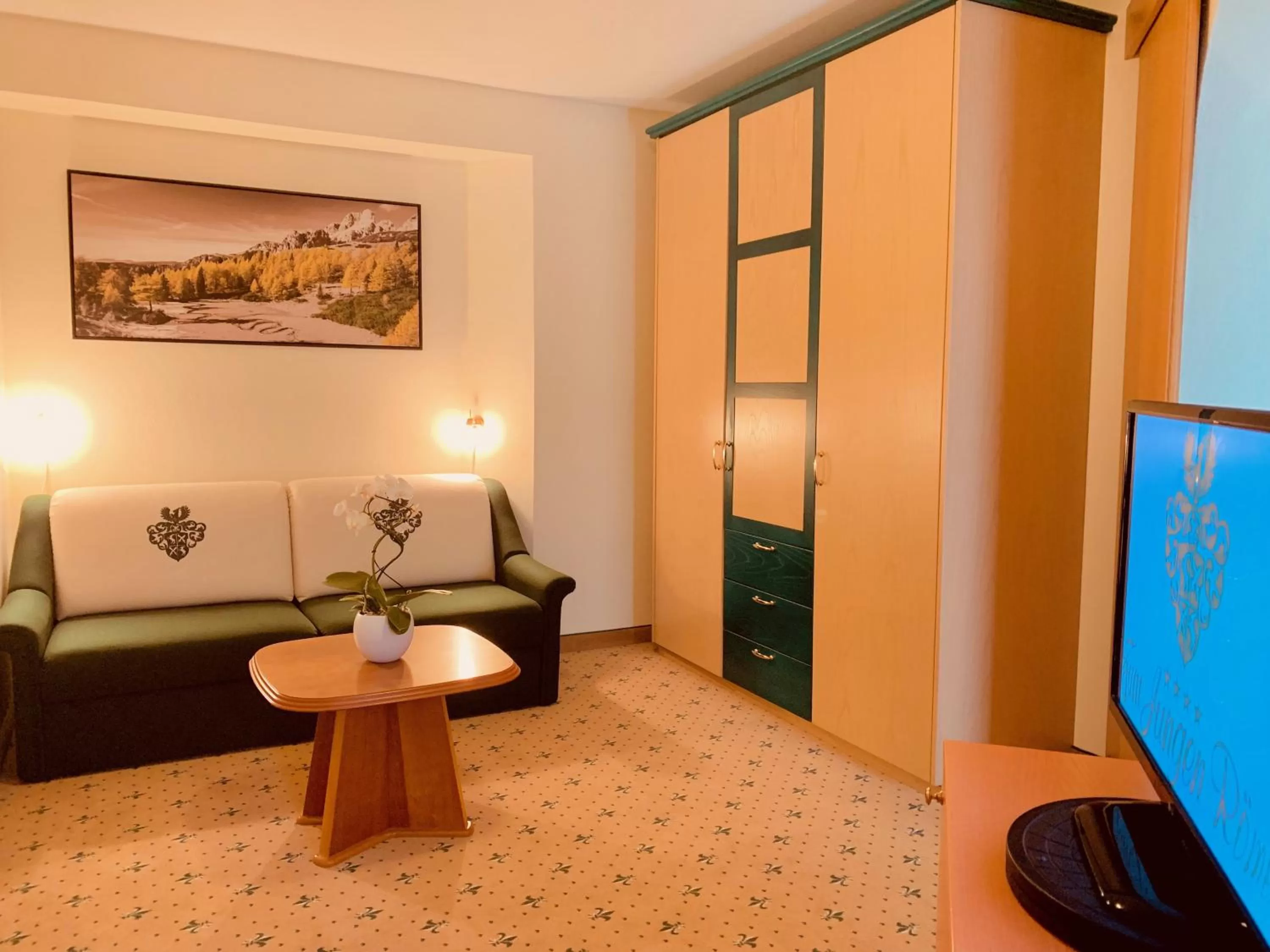 Photo of the whole room, Bed in Hotel Zum Jungen Römer