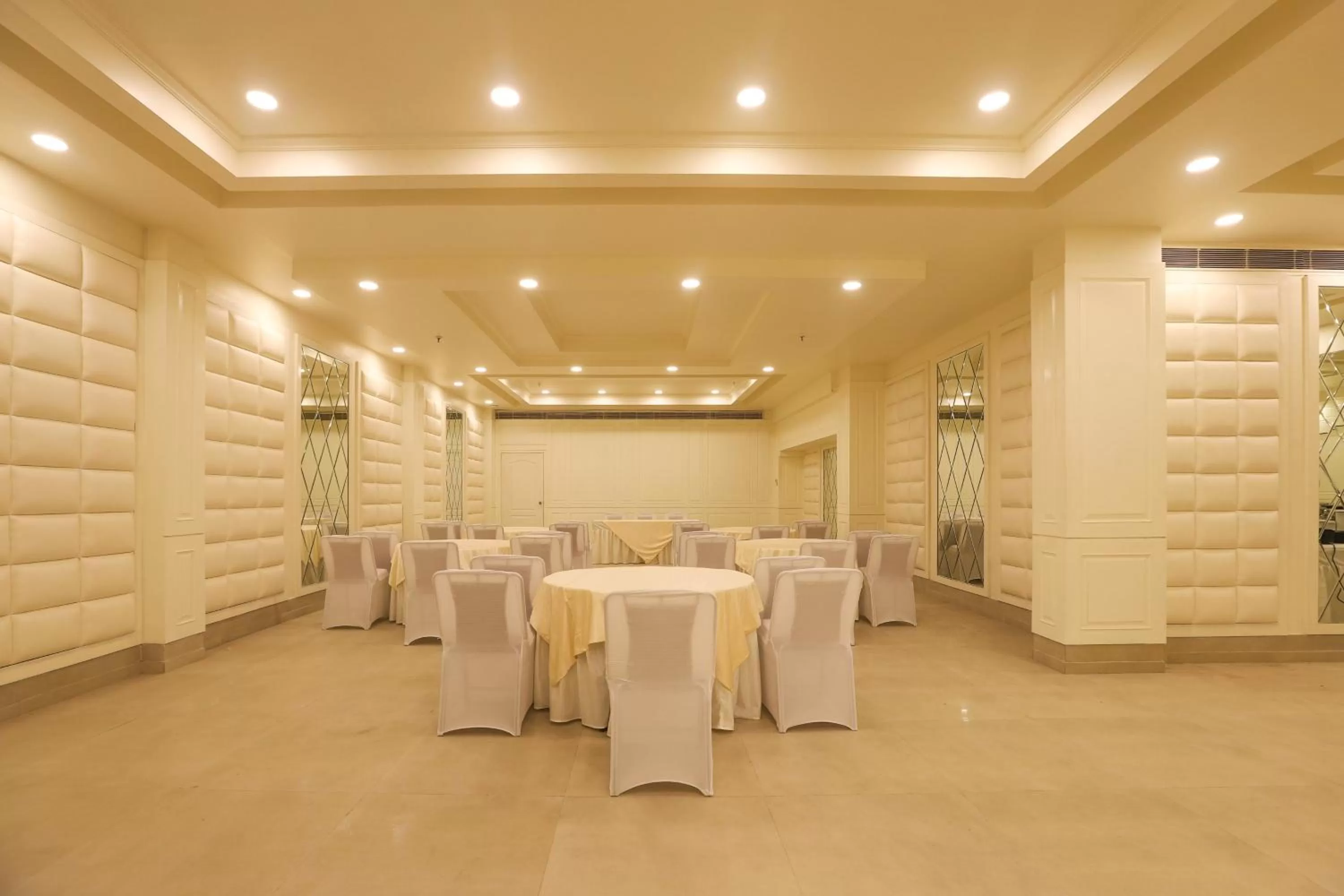 Restaurant/places to eat in Hotel Magenta-City Center Bani Park Jaipur