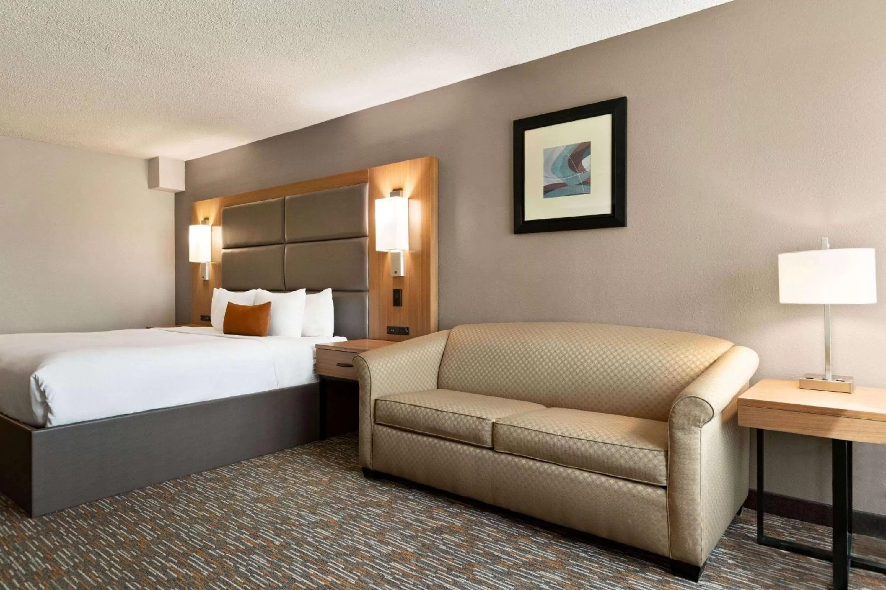 Photo of the whole room, Bed in Wingate by Wyndham Cincinnati Blue Ash