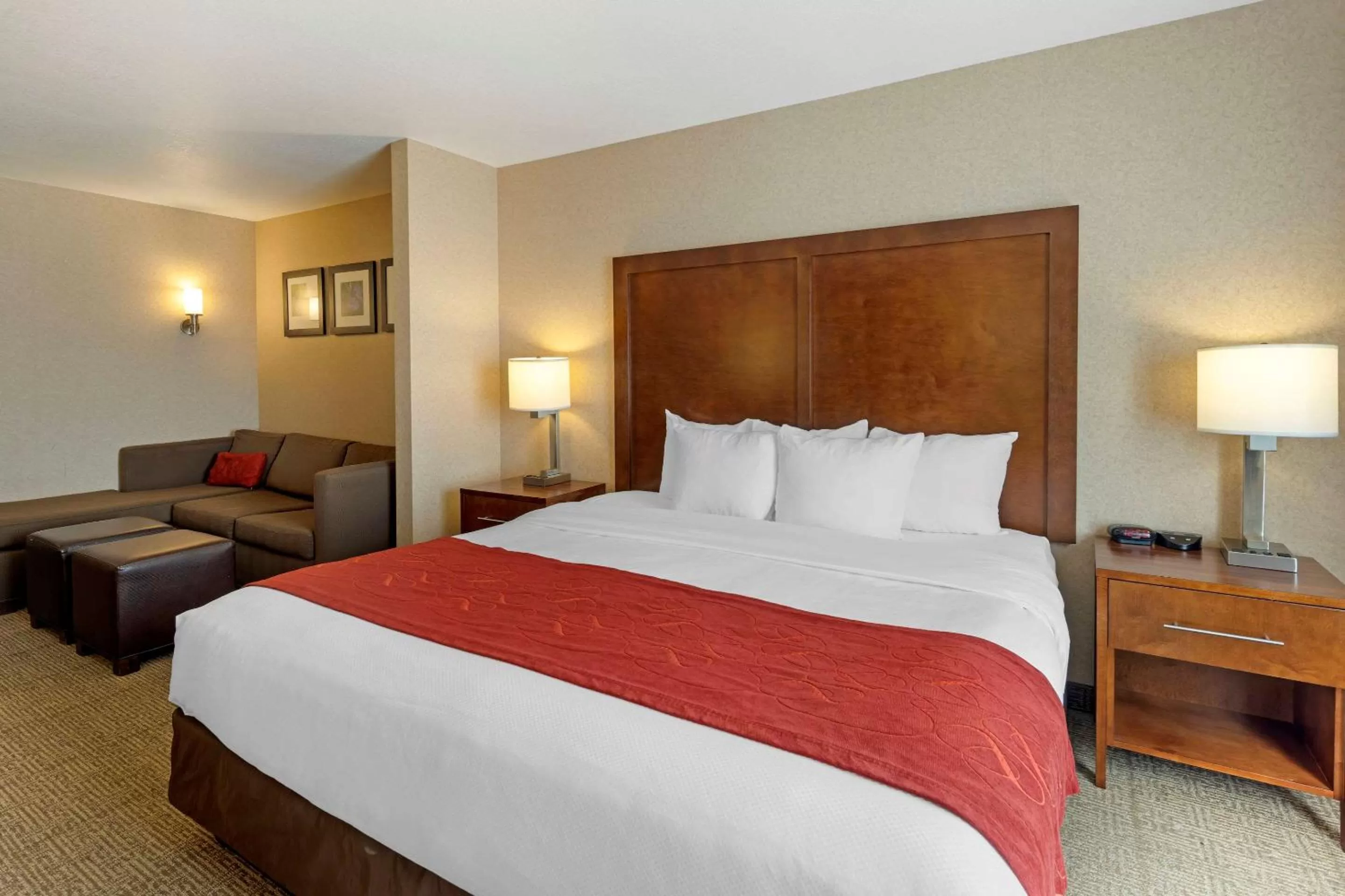 Photo of the whole room, Bed in Comfort Suites Anchorage International Airport