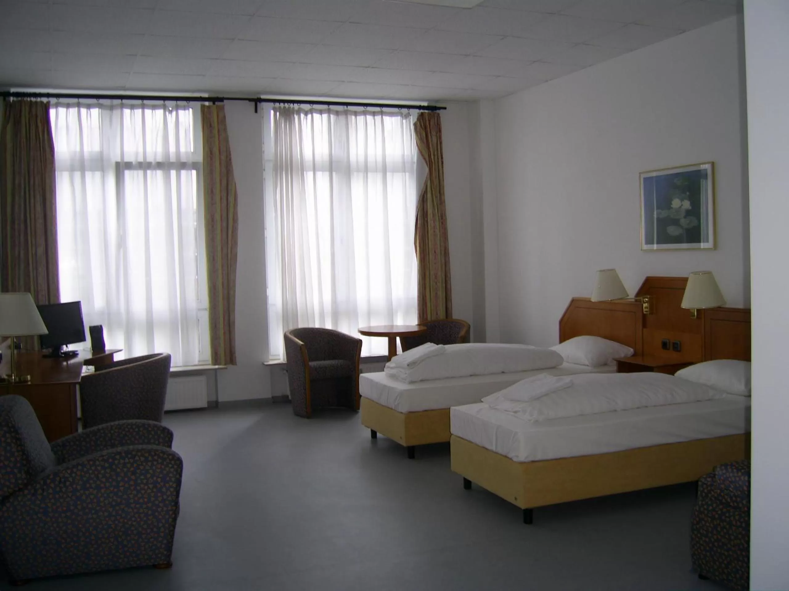 Photo of the whole room, Bed in Willy Hotel Frankfurt