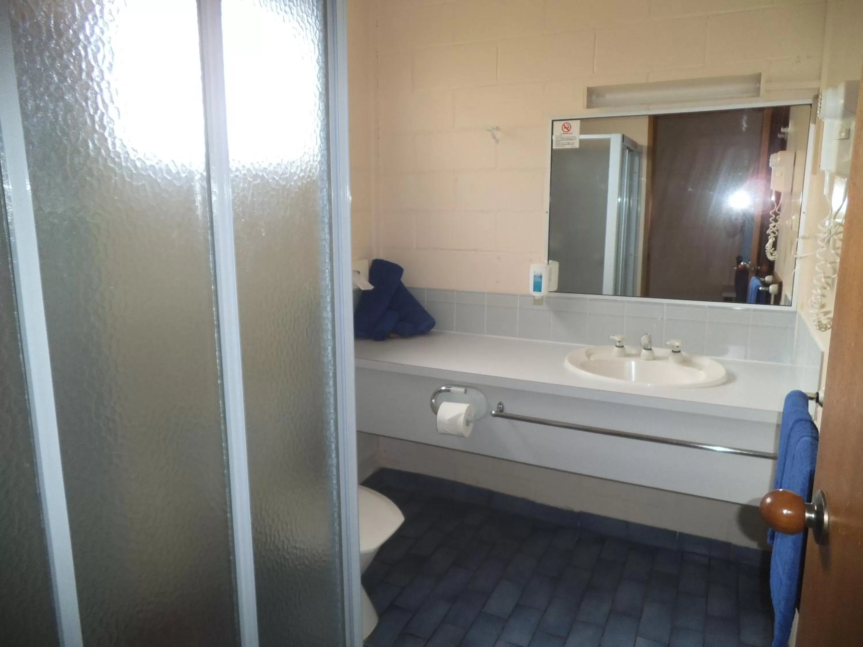 Bathroom in Yarragon Motel