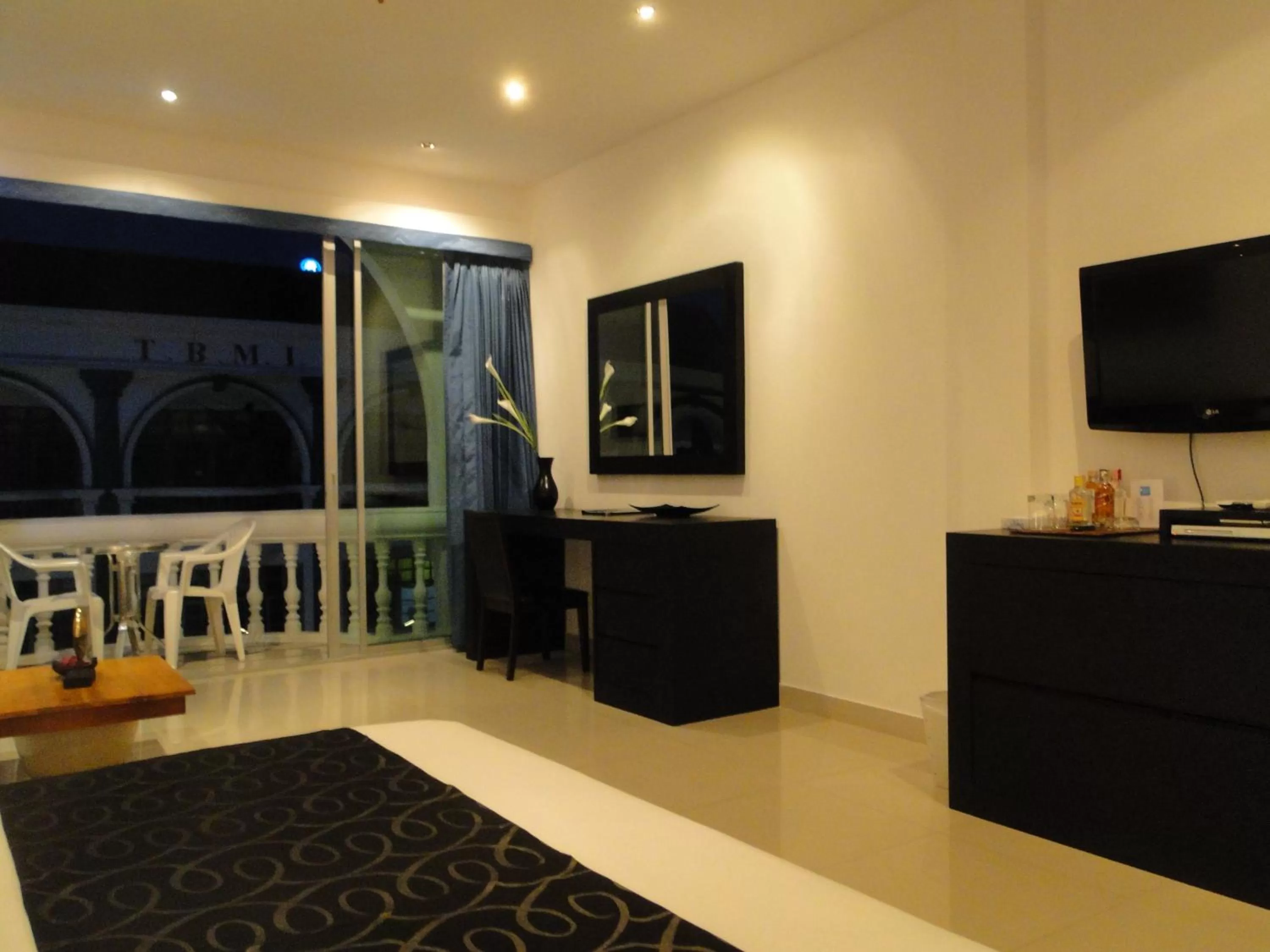 Facade/entrance in East Suites