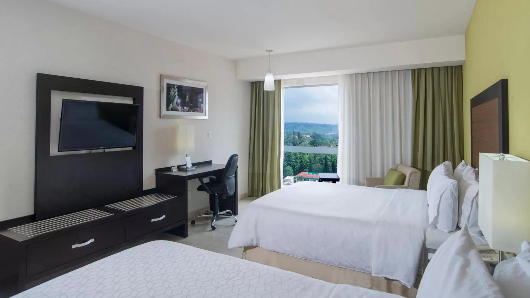 Photo of the whole room, Bed in Holiday Inn Express Xalapa by IHG