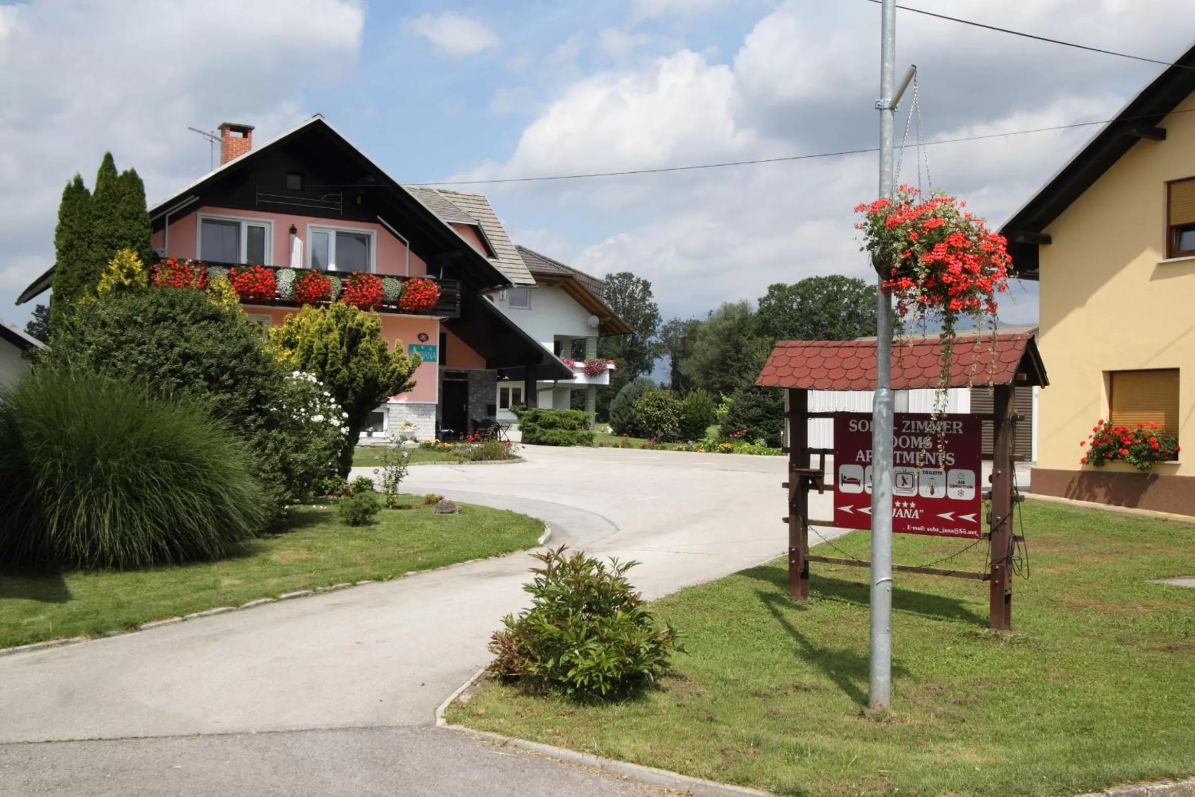 Facade/entrance in Rooms & Apartments Jana