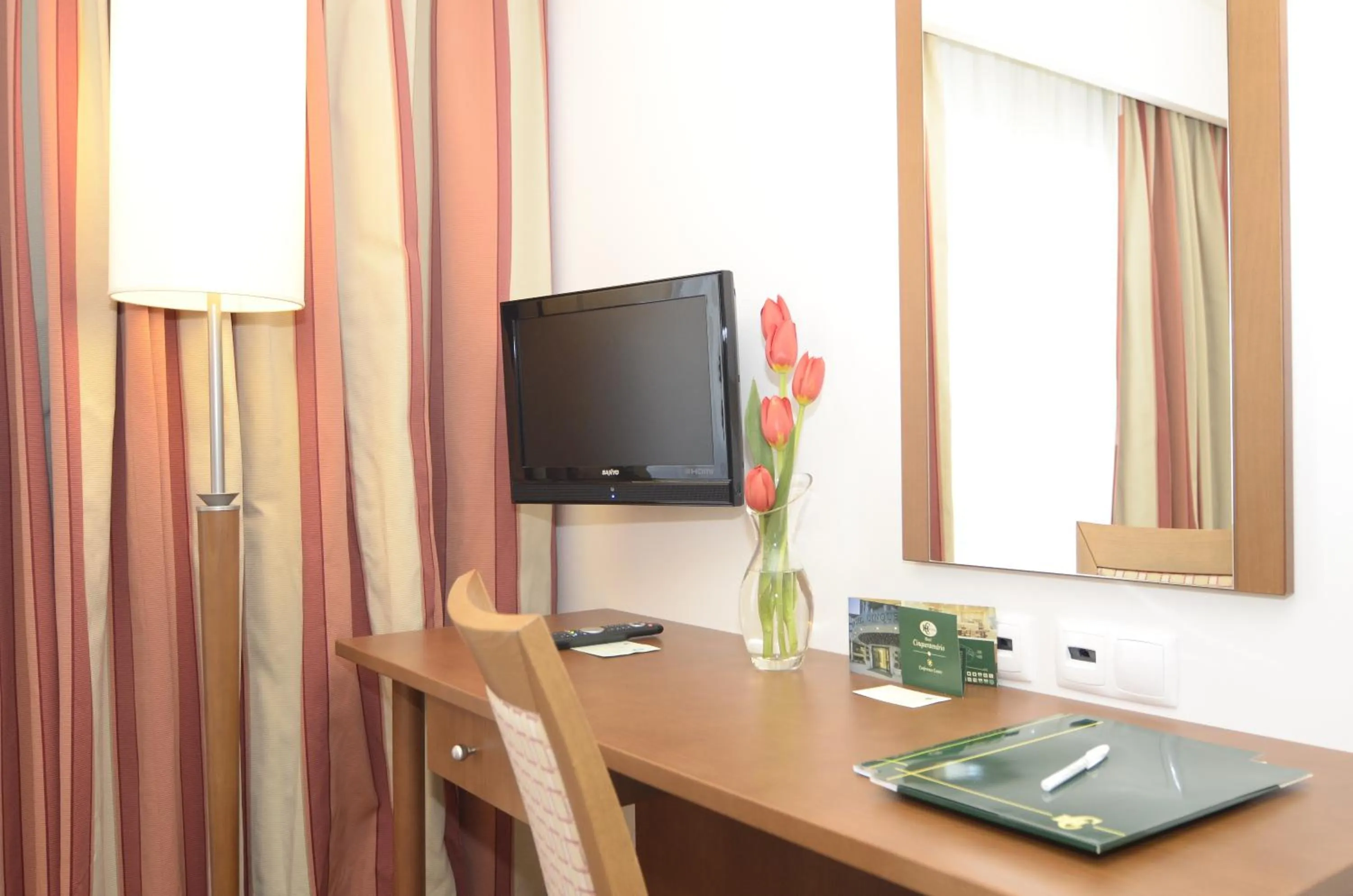 Communal lounge/ TV room in Hotel Cinquentenario & Conference Center