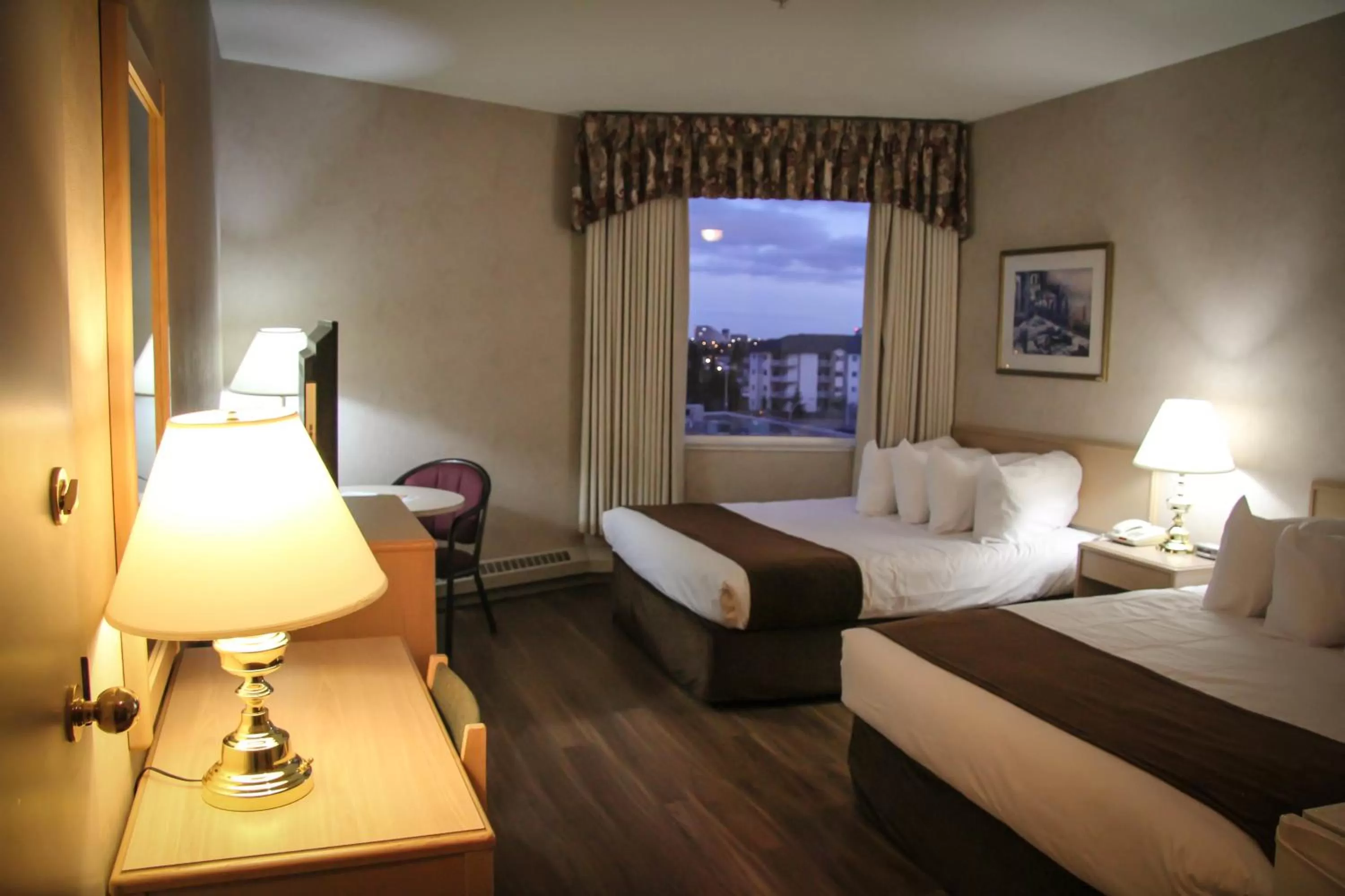 Photo of the whole room, Bed in Continental Inn & Suites