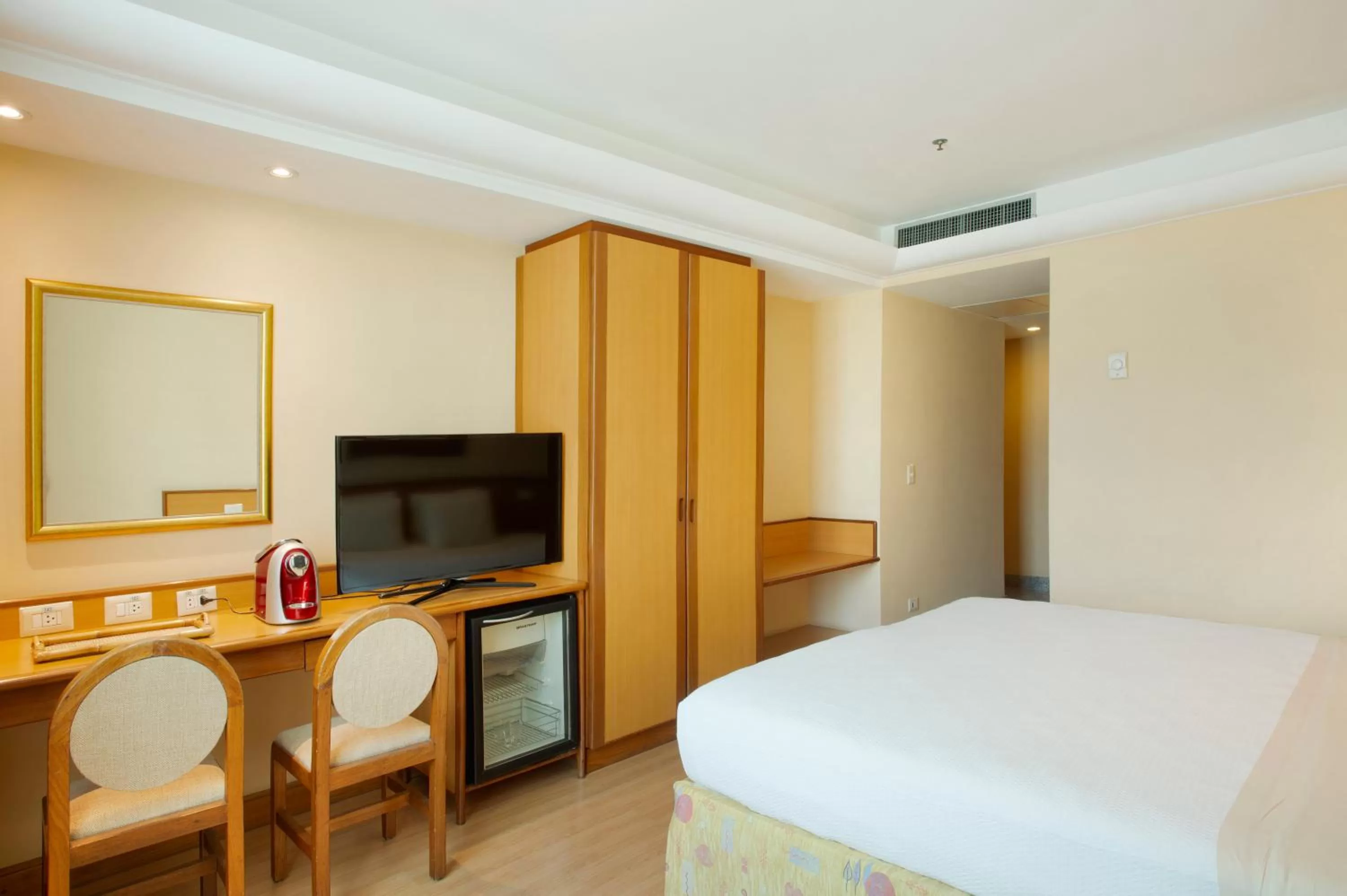 TV and multimedia, Bed in Windsor Asturias Hotel