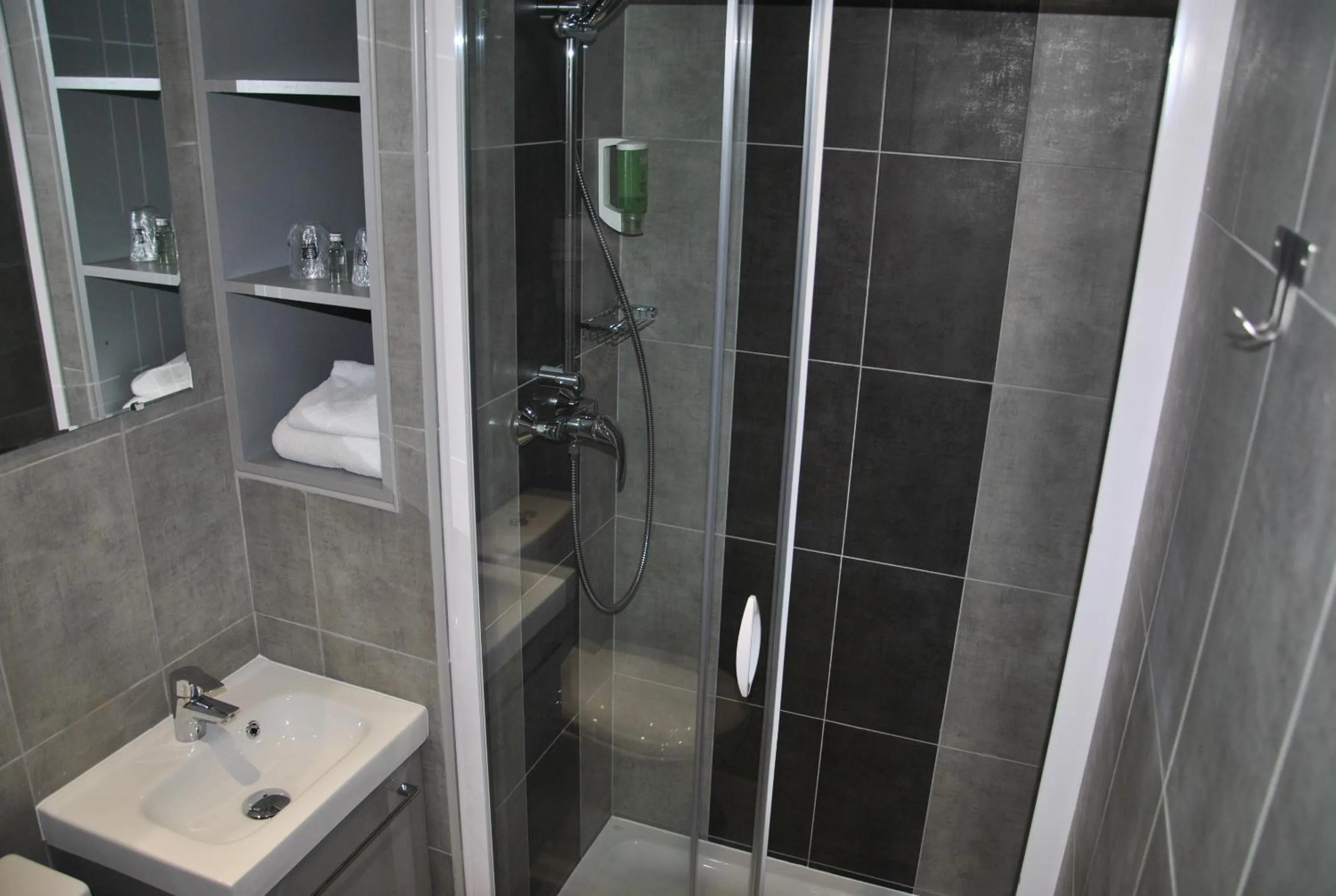 Bathroom in Comfort Hotel Orleans Sud