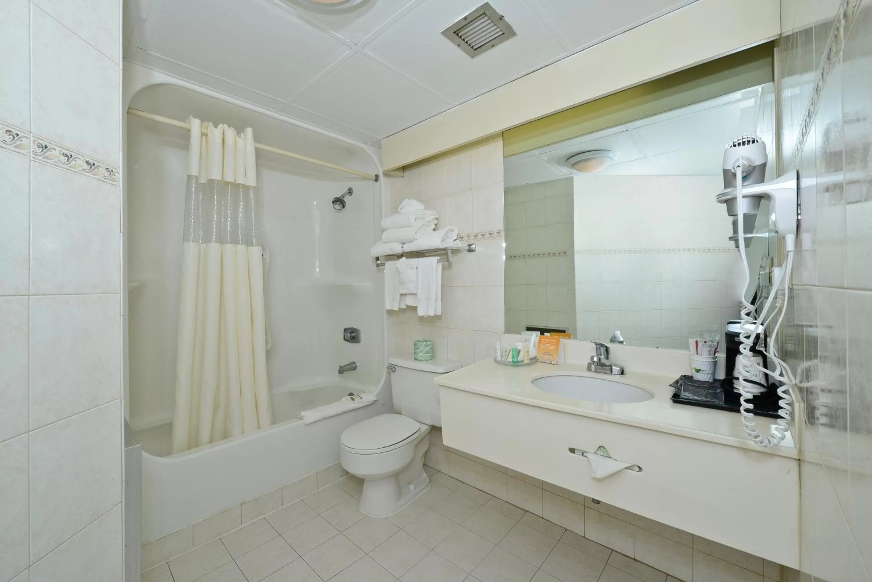 Bathroom in Howard Johnson by Wyndham Newark Airport