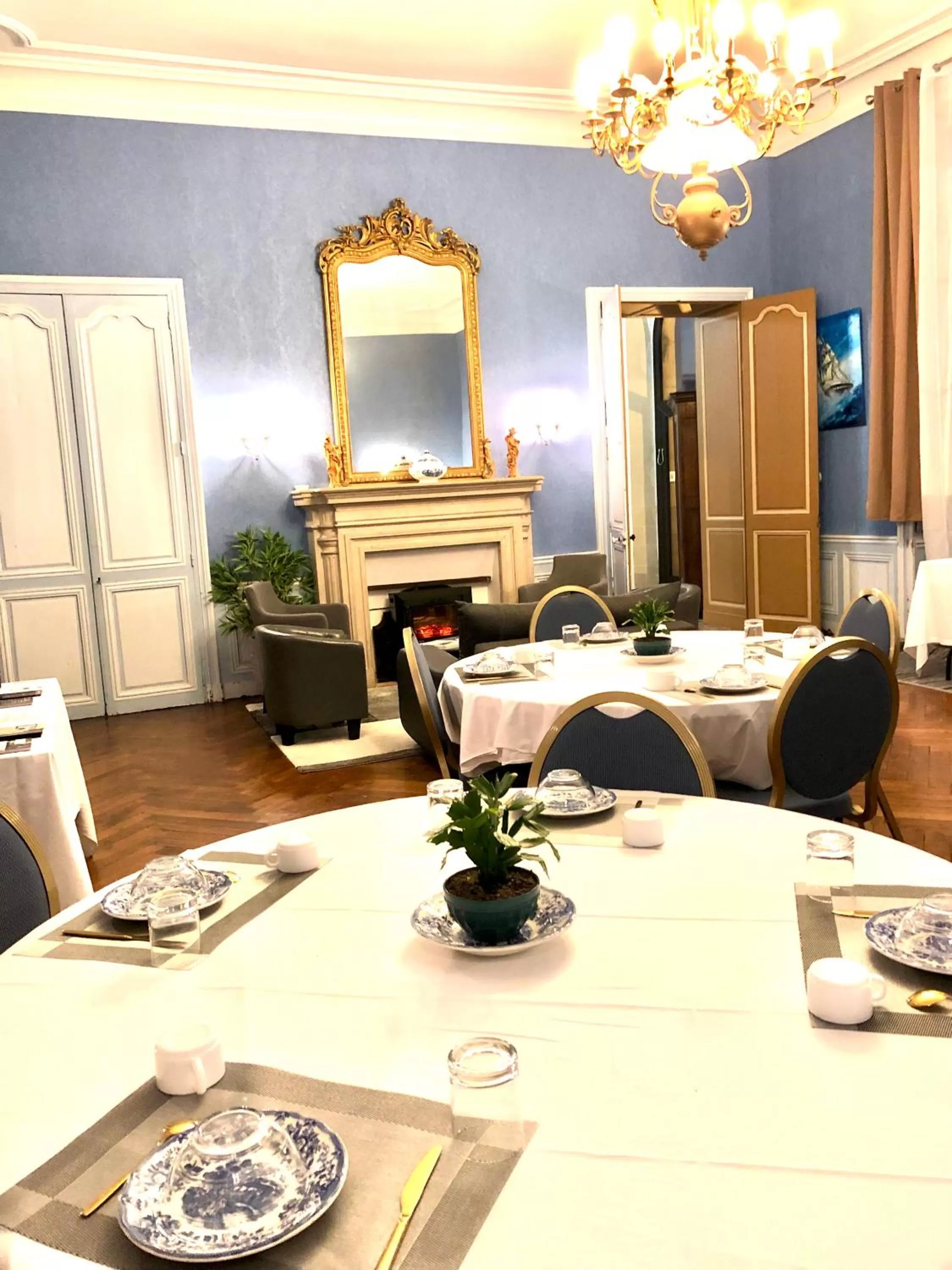 Breakfast in Hôtel Particulier CHÂTEAU DES MARAIS Proximité et vue sur le Lac de Grand lieu