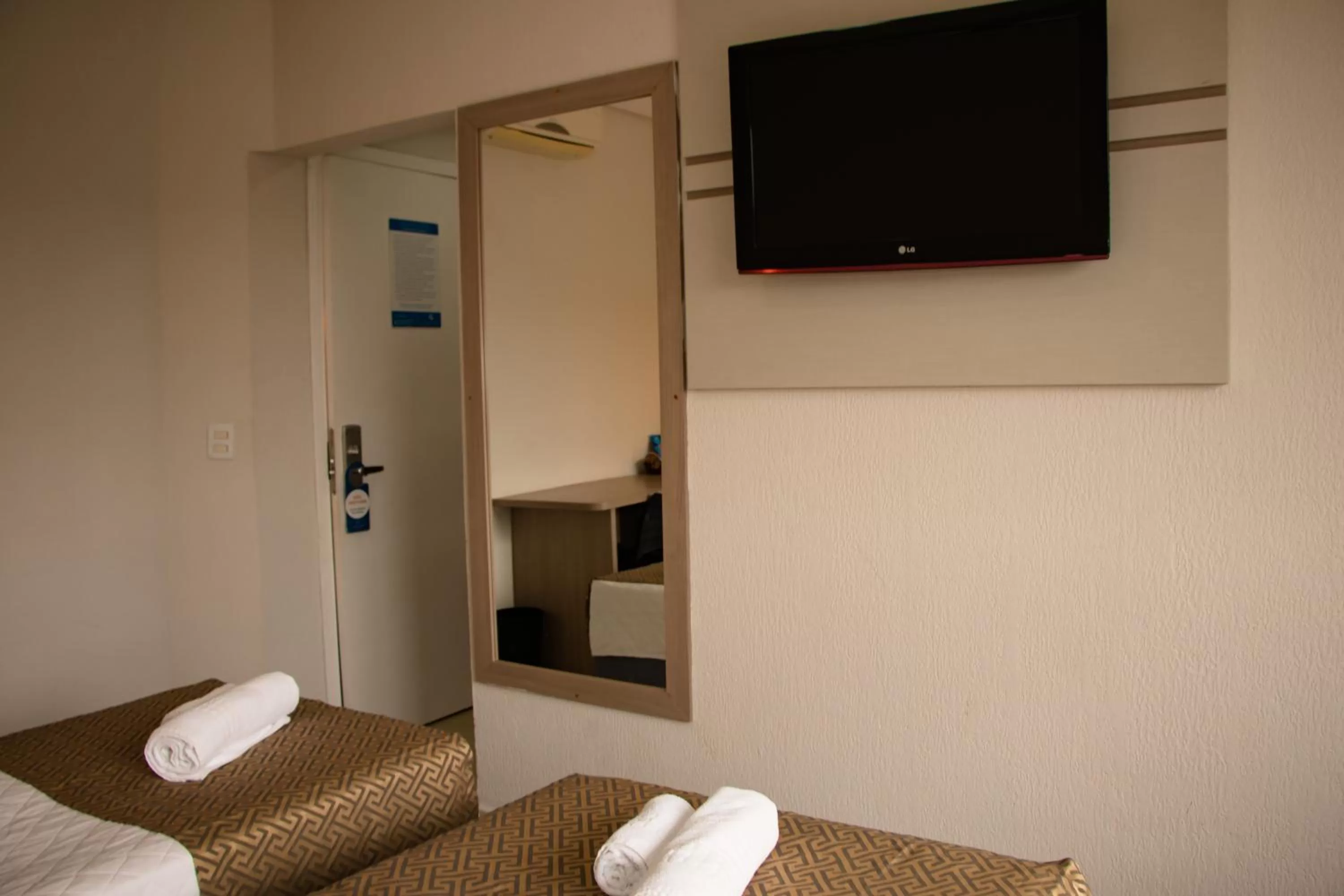 Photo of the whole room, Bed in Iguassu Express Hotel