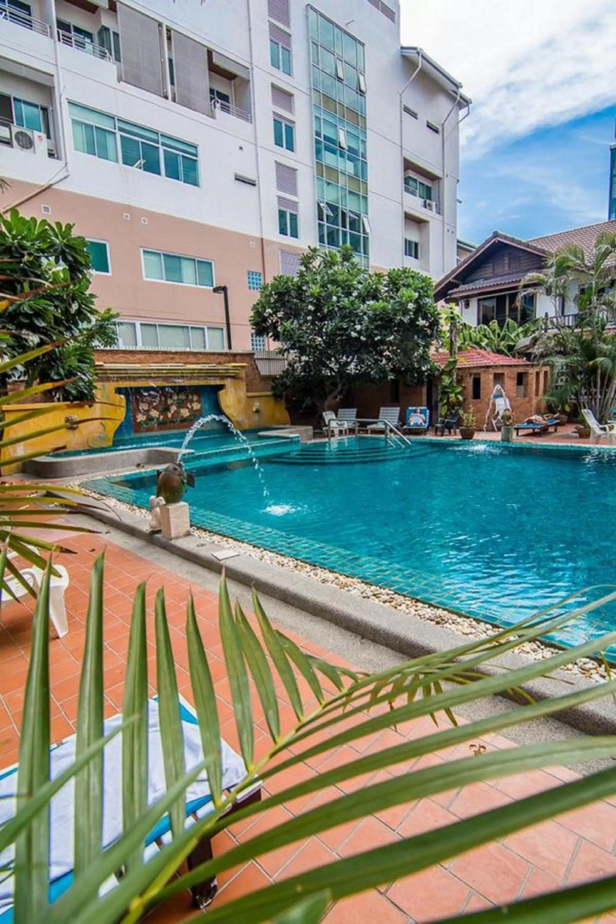 Swimming pool in Sutus Court 4