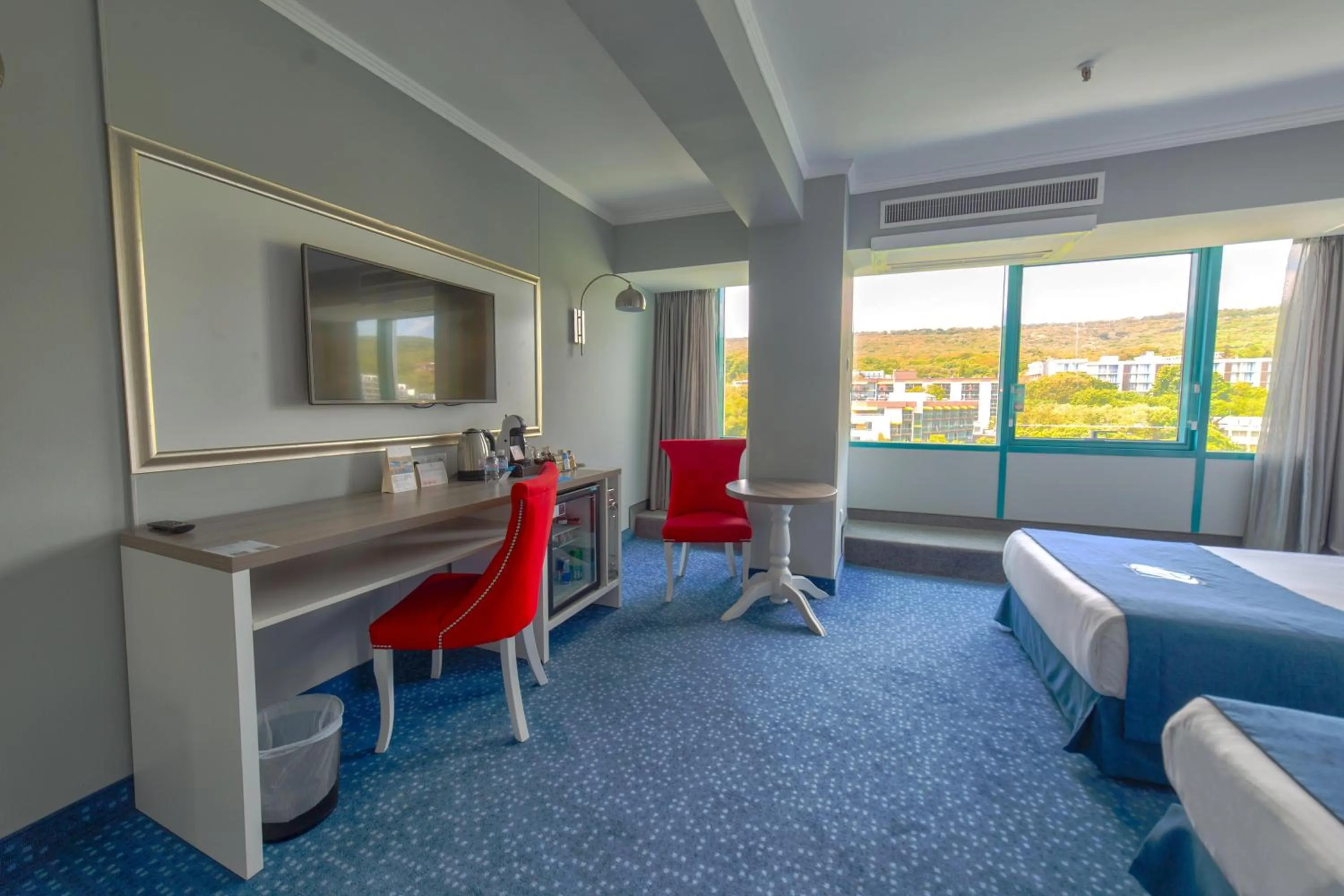 Photo of the whole room, Bed in International Hotel Casino & Tower Suites