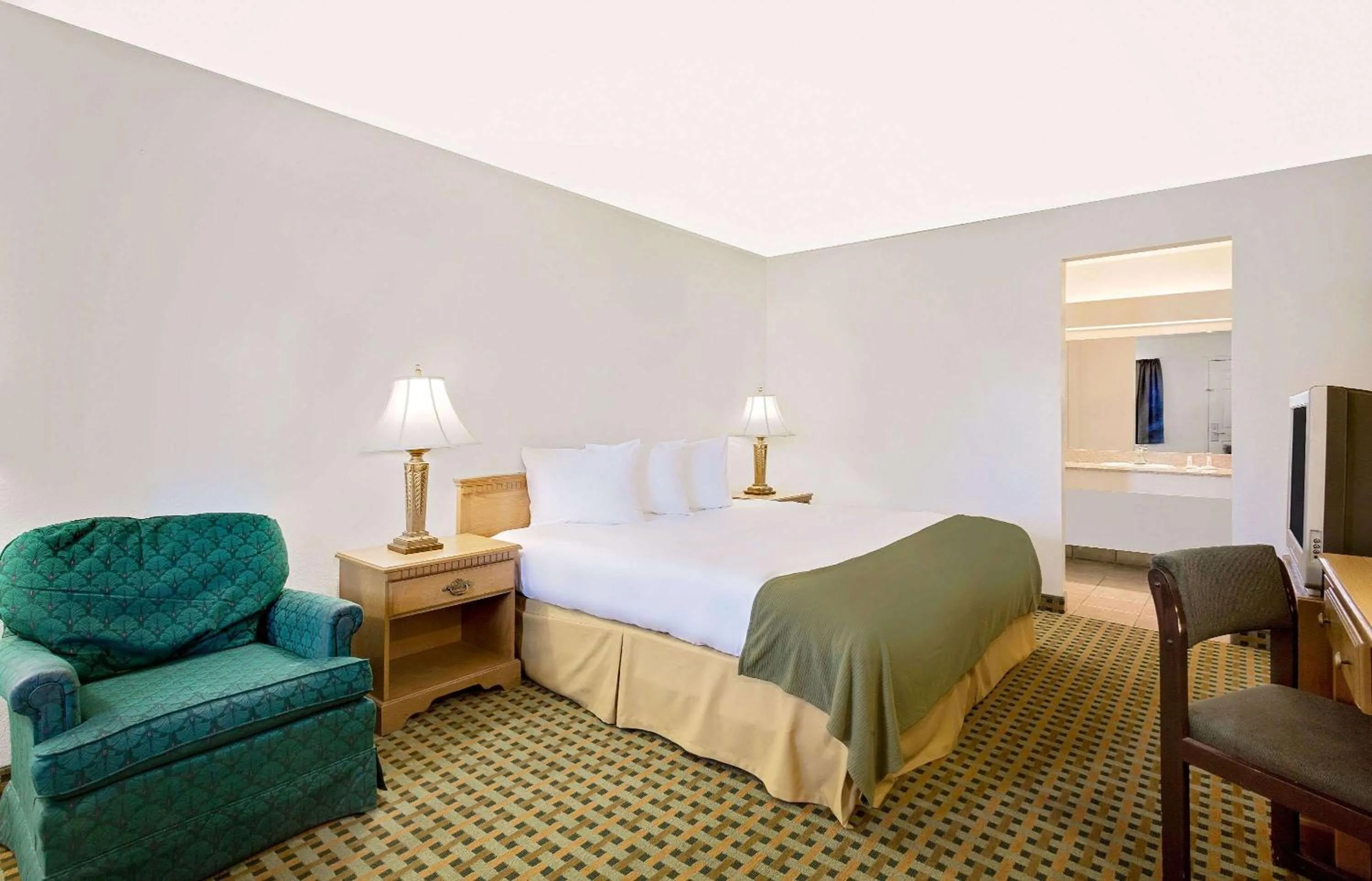 Photo of the whole room, Bed in Silver Queen Inn