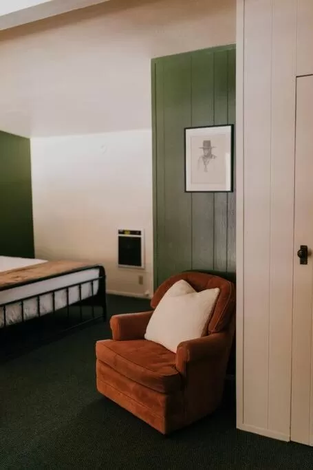 Seating area, Bed in The Long Barn Lodge