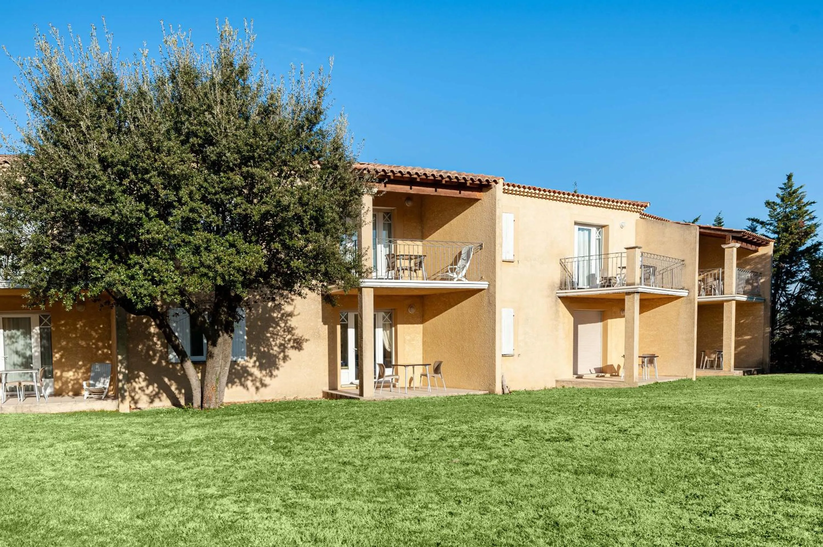 Patio in Residhotel Golf Grand Avignon