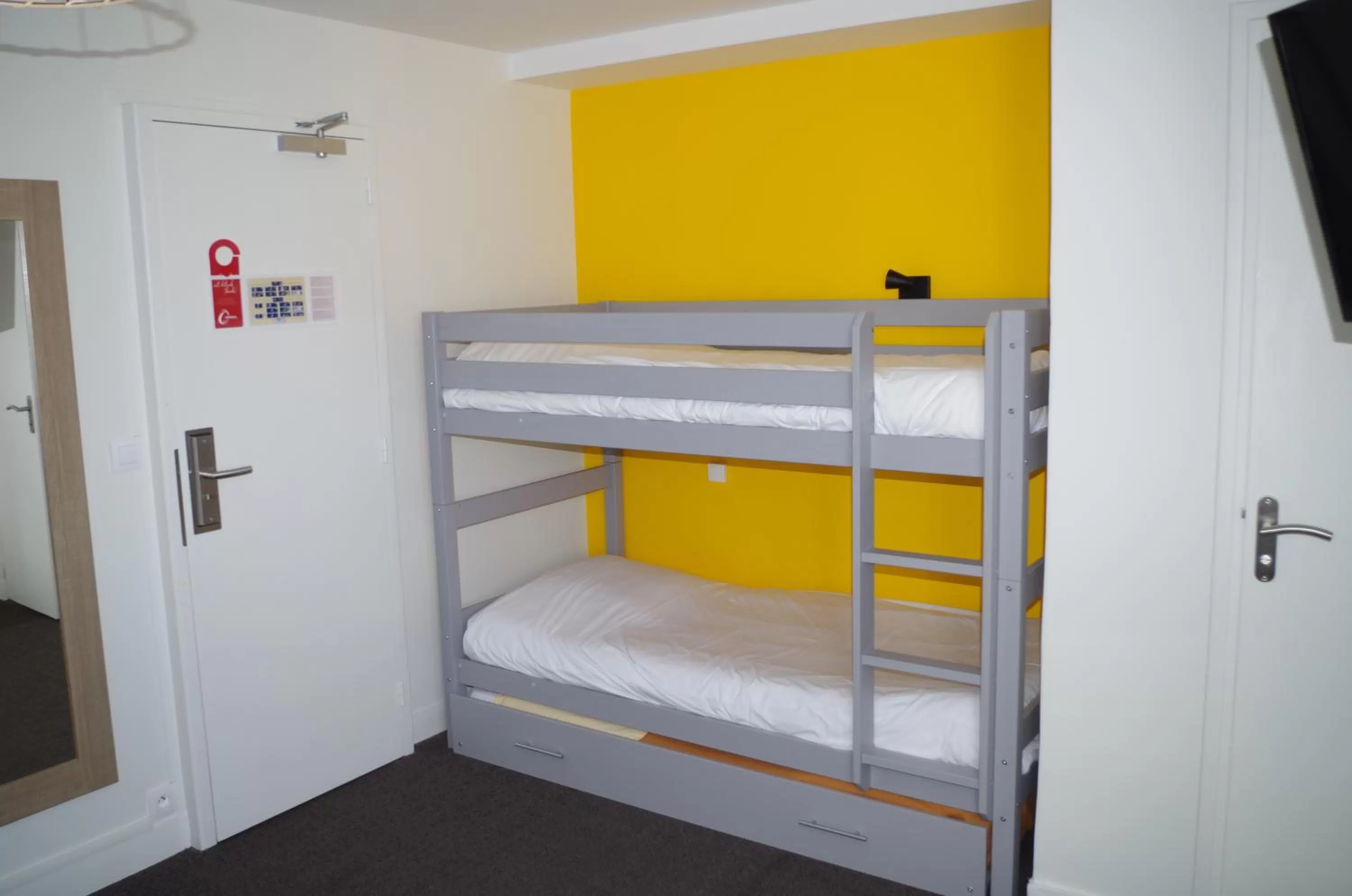 Bed in The Originals City, Hôtel Le Savoy, Caen