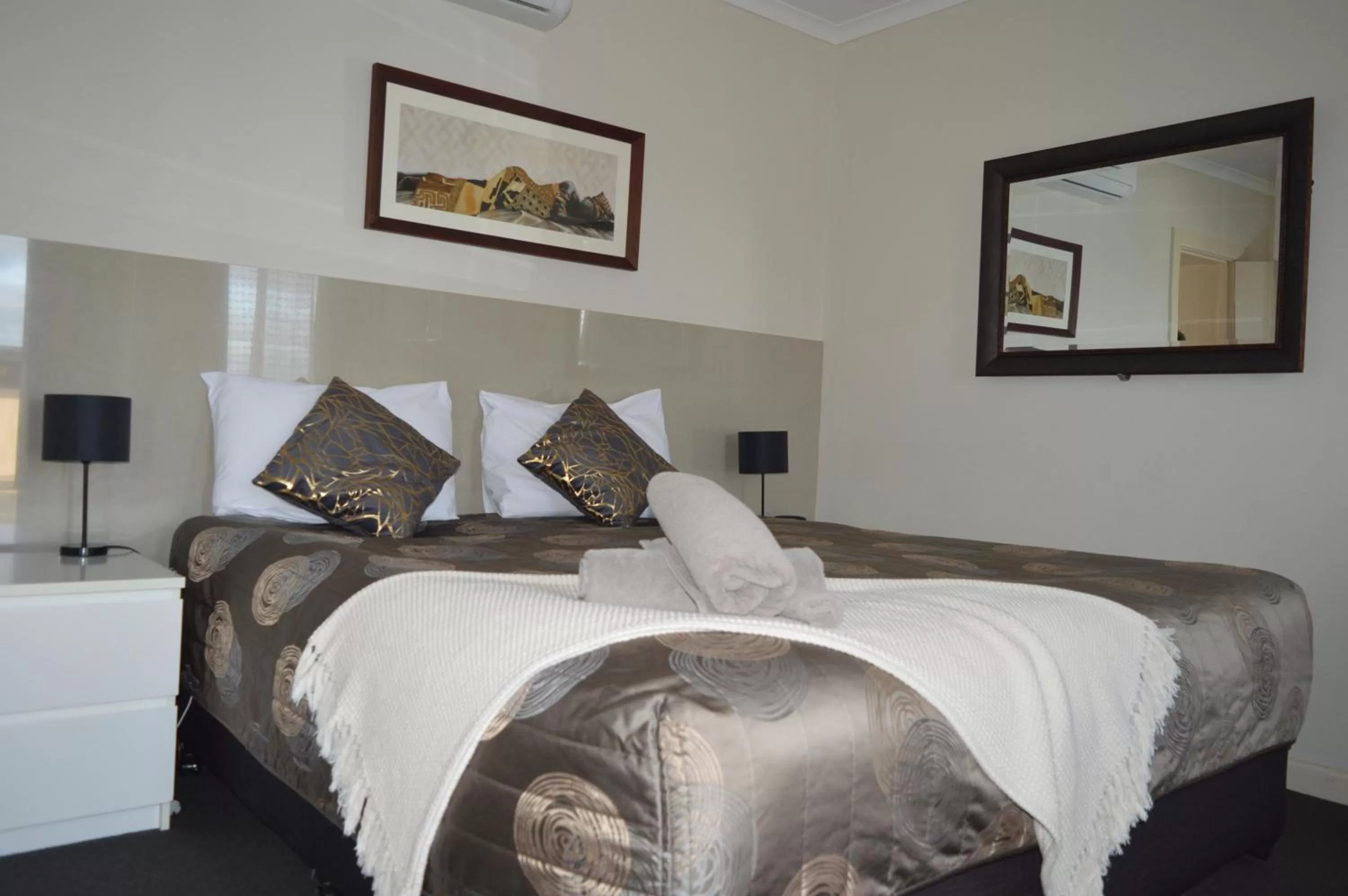 Bedroom, Bed in Blue Lake Motel