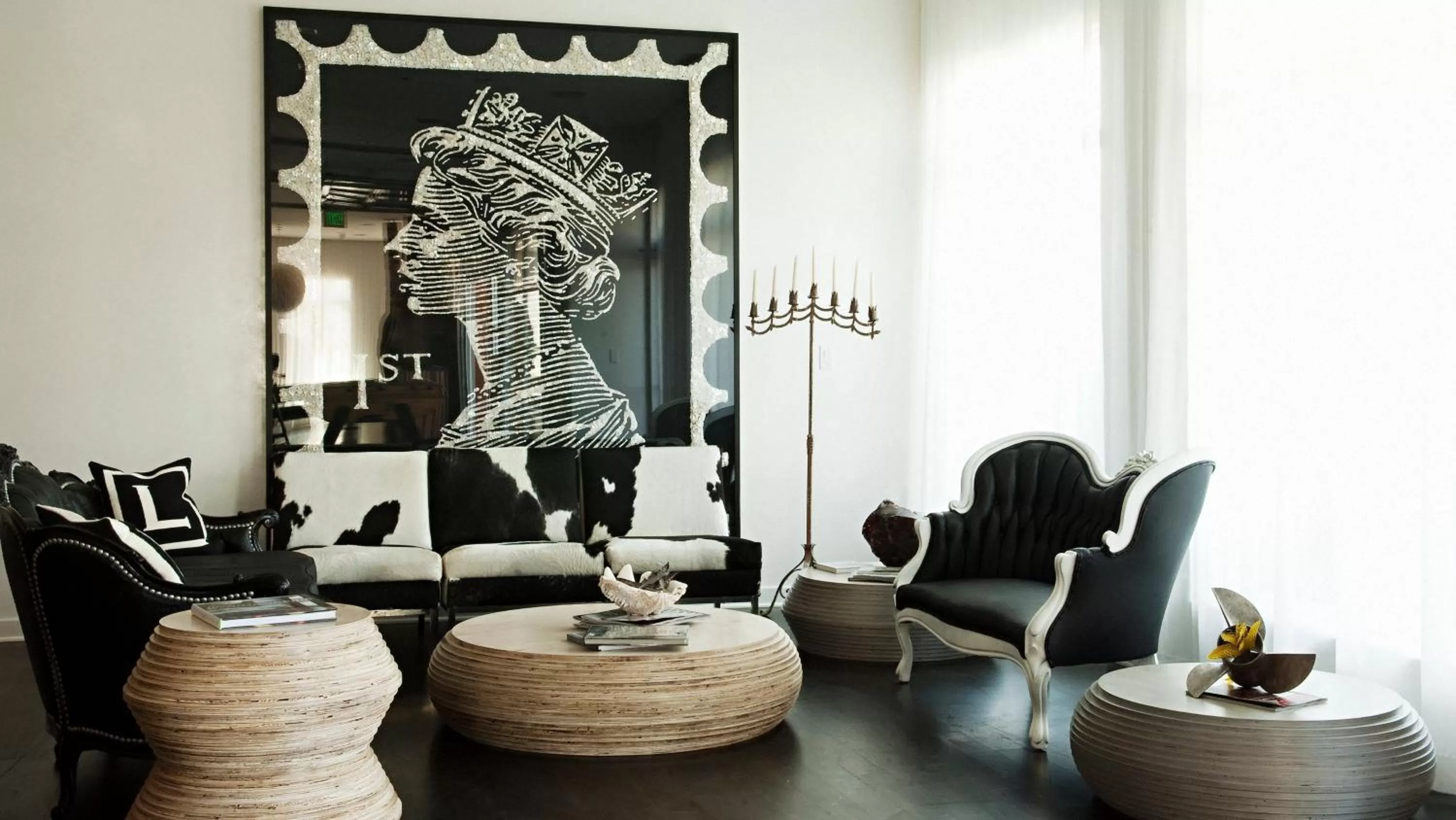 Communal lounge/ TV room in Bungalow Hotel