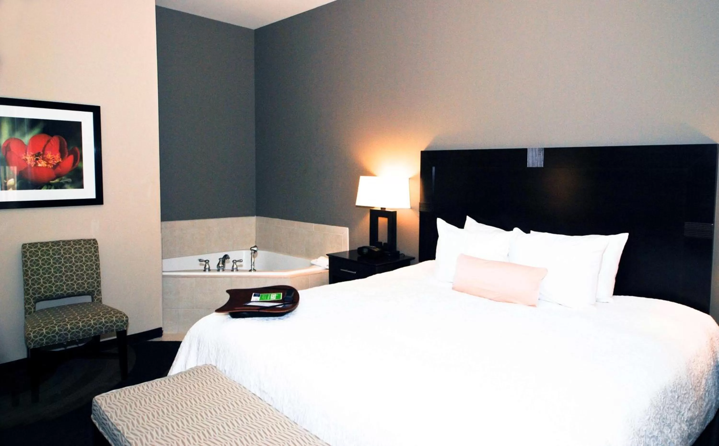 Bed in Hampton Inn Maumelle