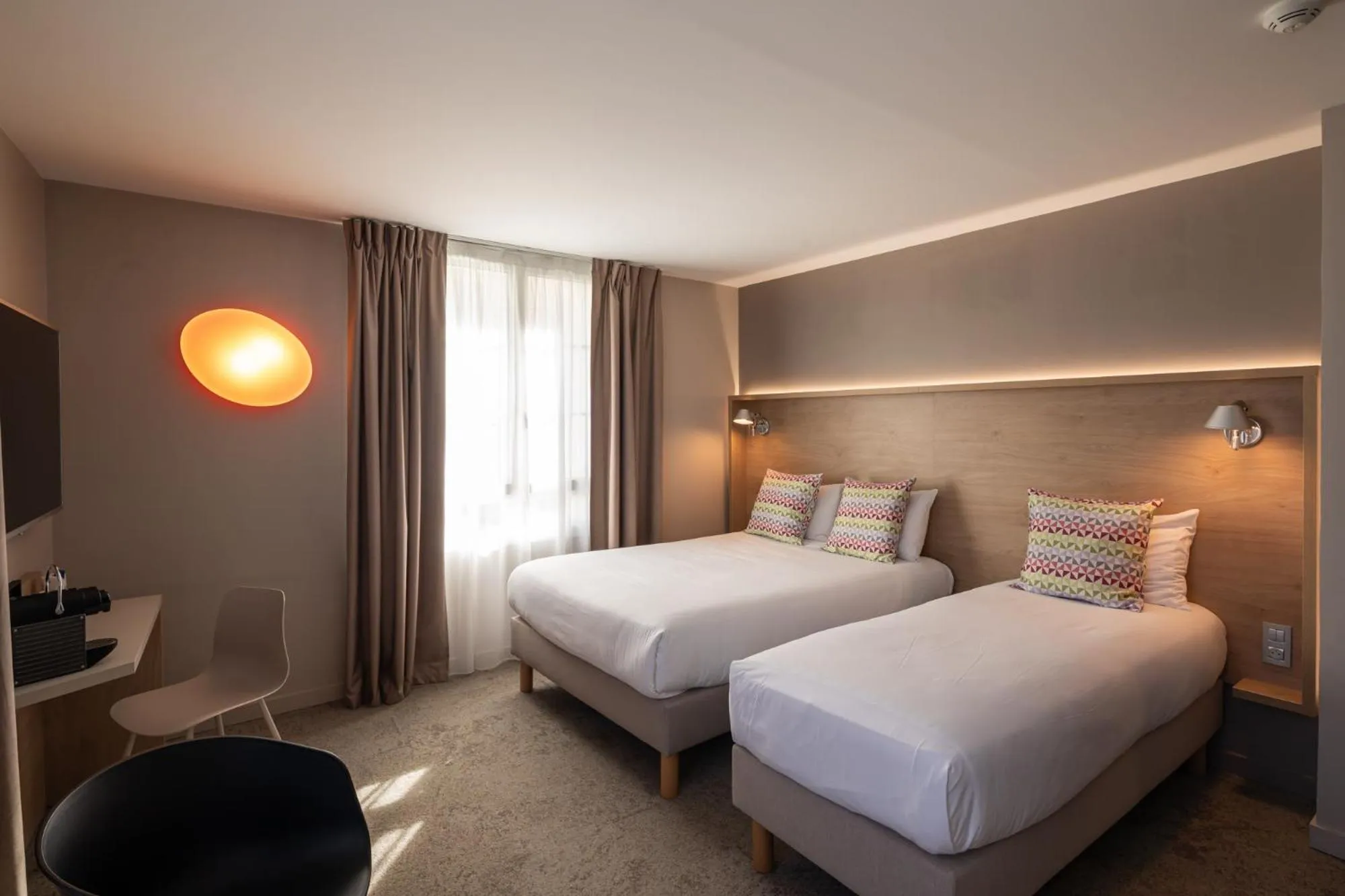 Photo of the whole room, Bed in Campanile Caen Centre Gare