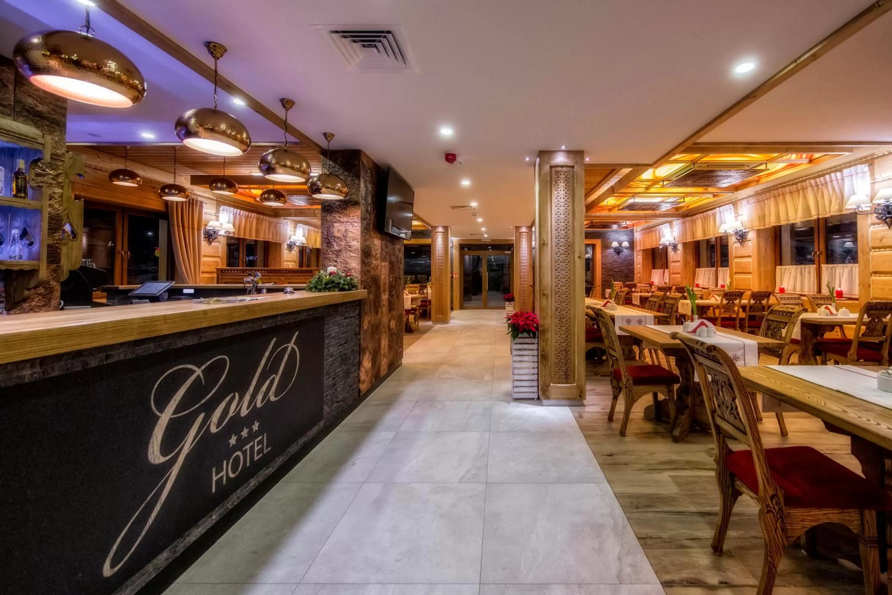 Restaurant/places to eat in Gold Hotel