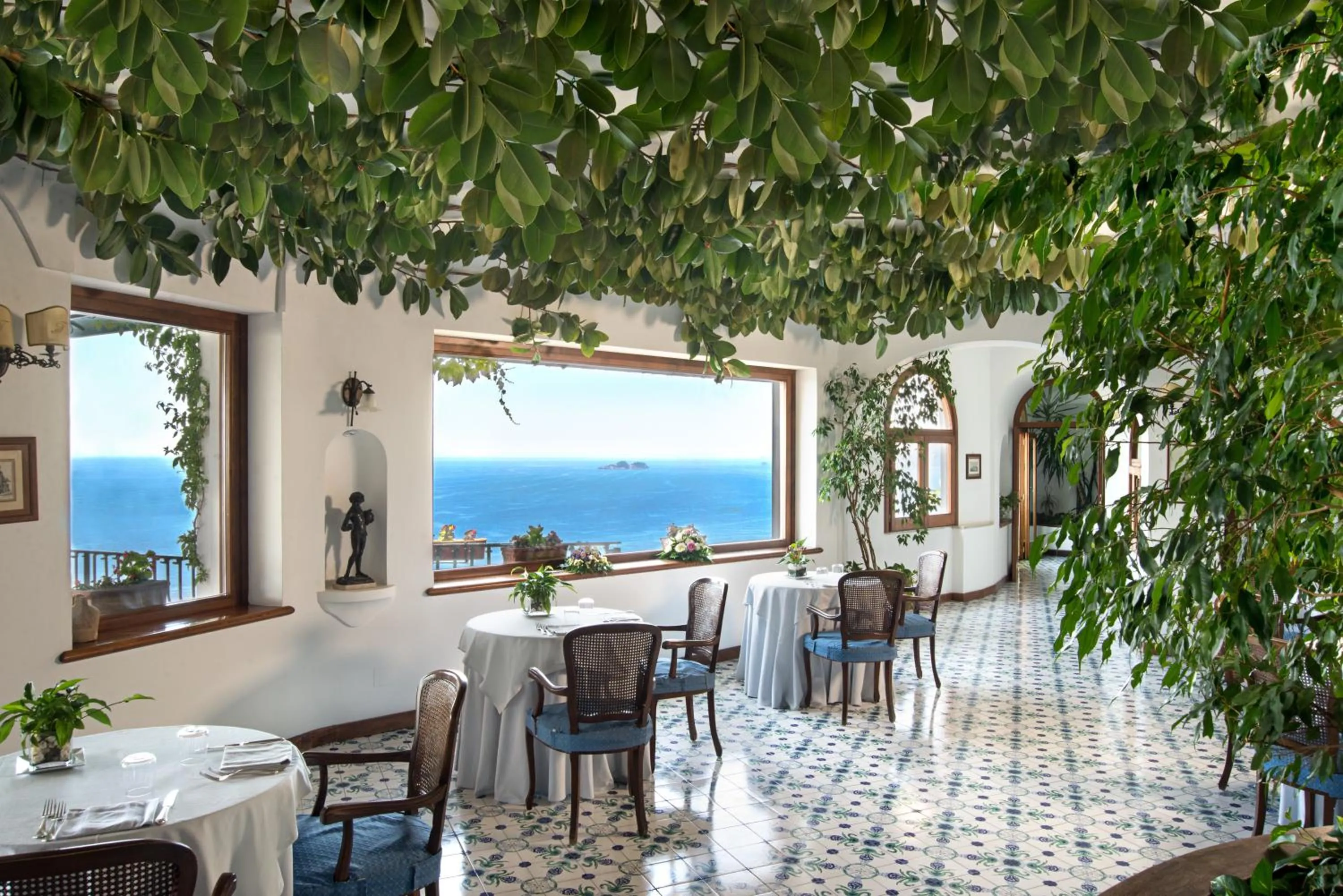 Restaurant/places to eat in Grand Hotel Tritone