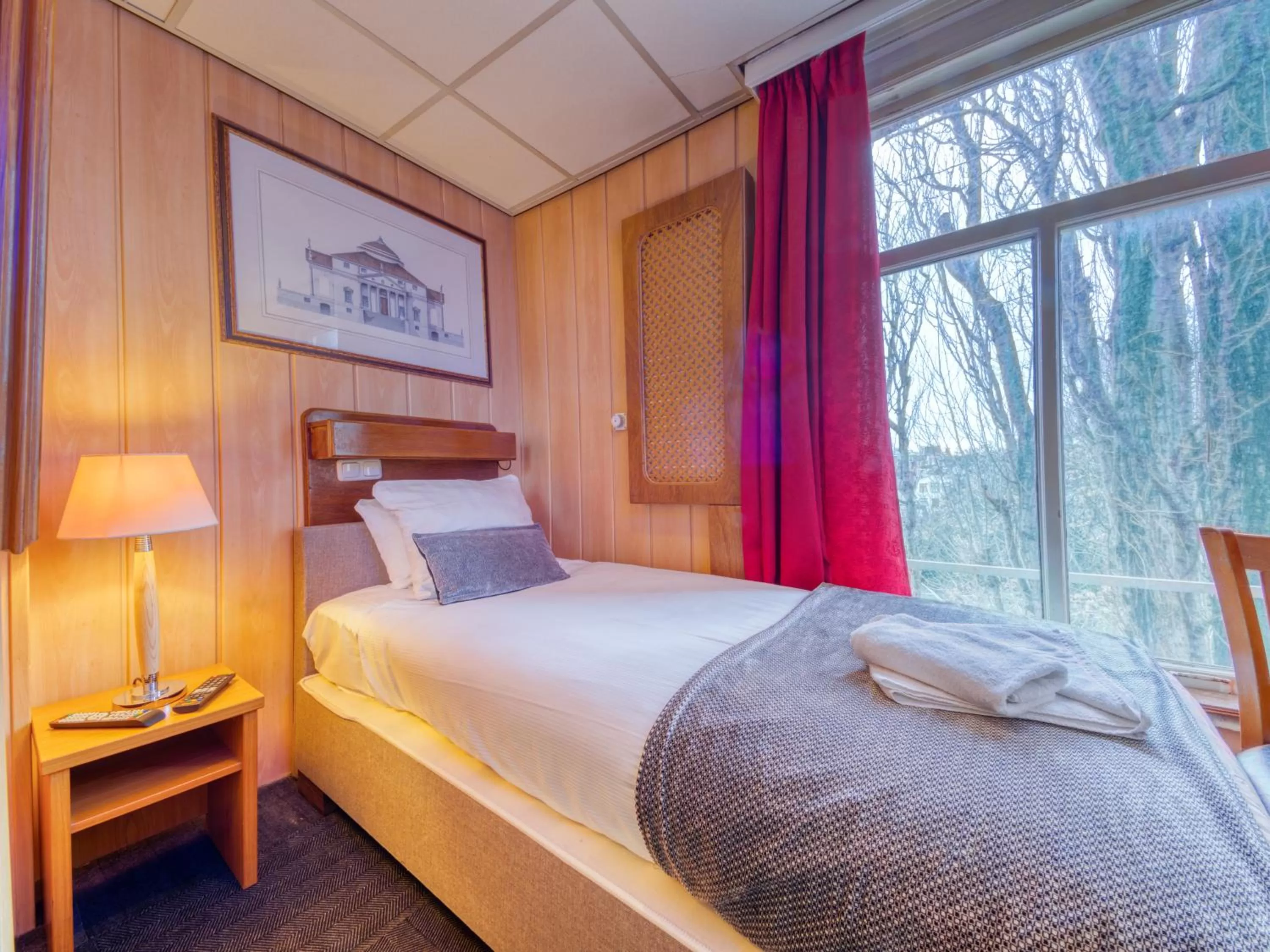 Bed in Di-Ann City Centre Hotel