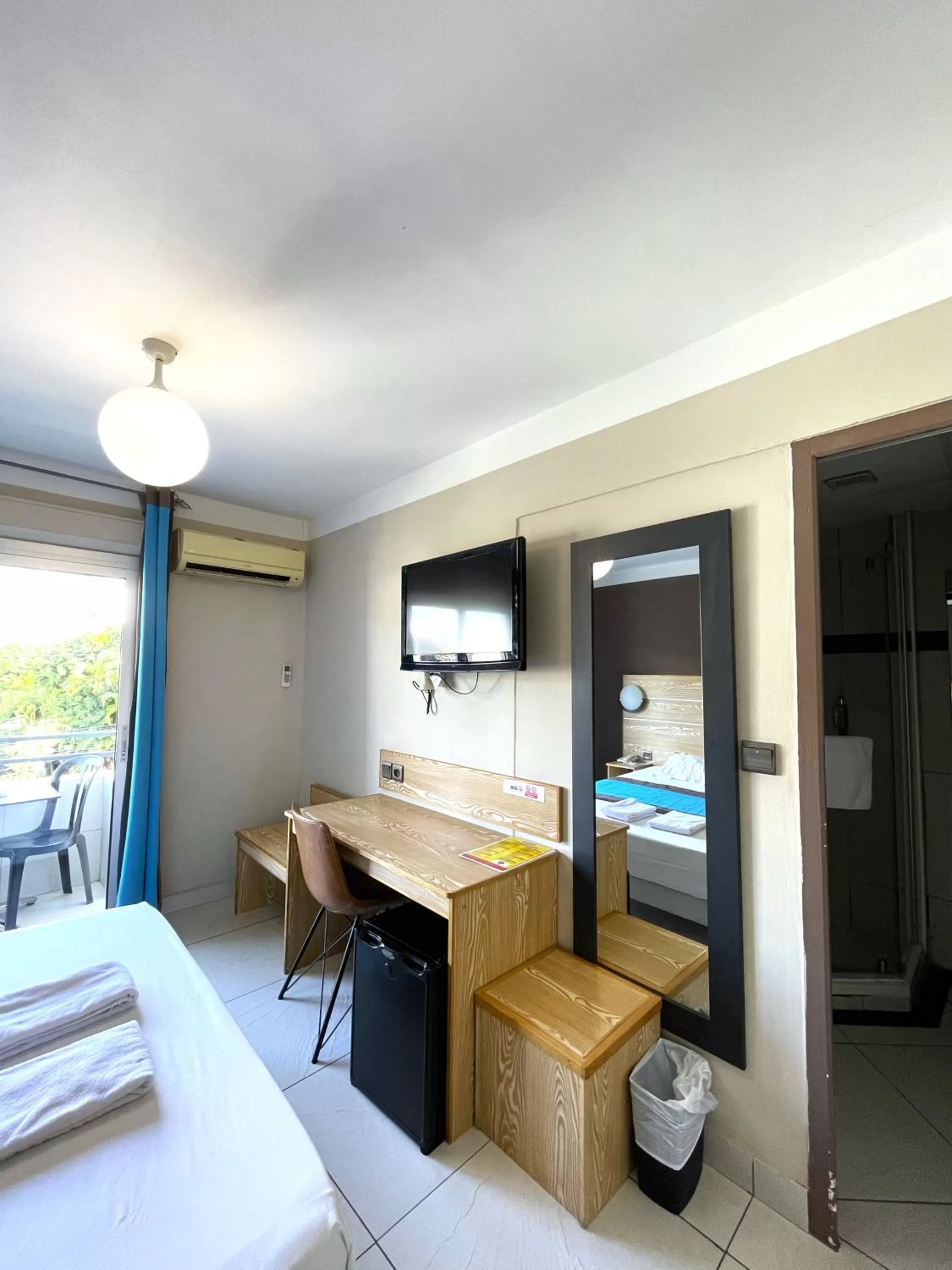 TV and multimedia, Bed in Hôtel Select - Réunion