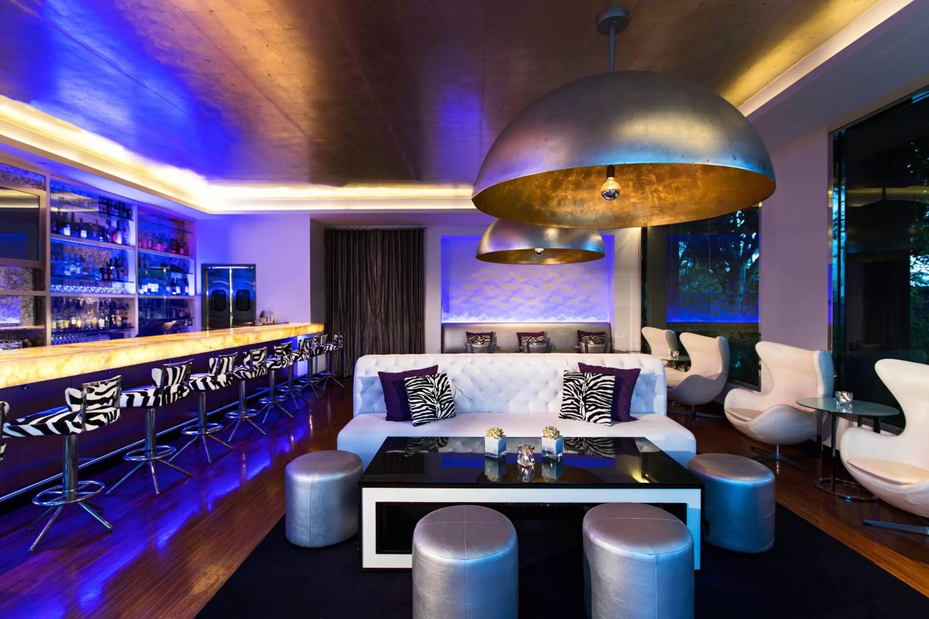 Lounge or bar in Avenue of the Arts Costa Mesa, a Tribute Portfolio Hotel