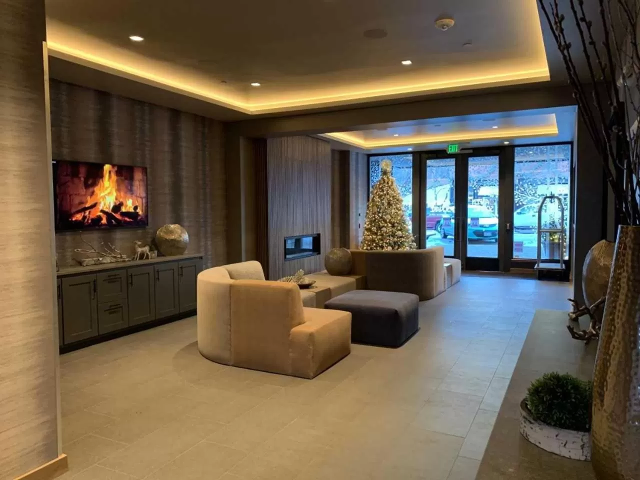 Communal lounge/ TV room in Aspen Square Condominium Hotel