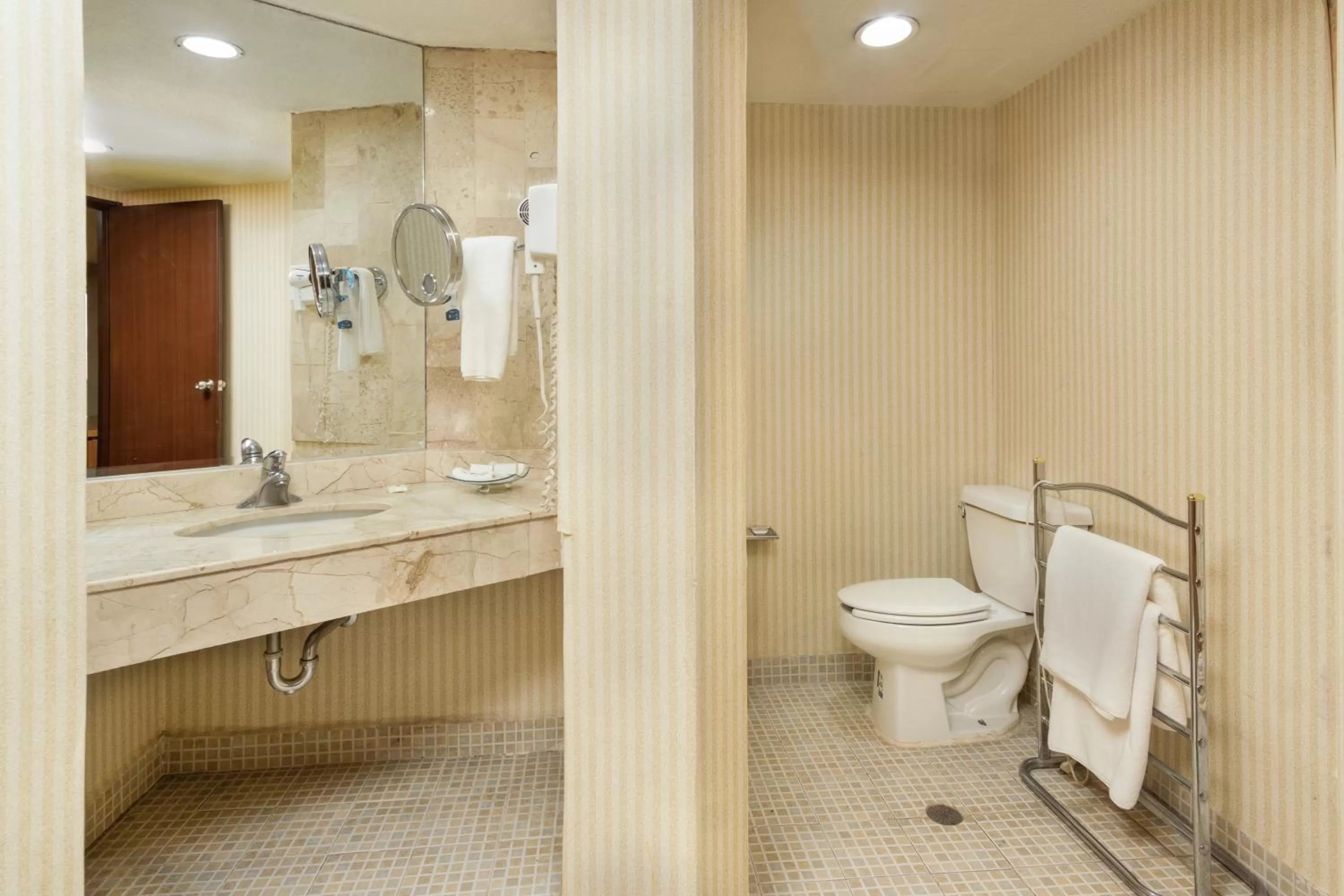 Bathroom in Quality Inn & Suites Saltillo Eurotel