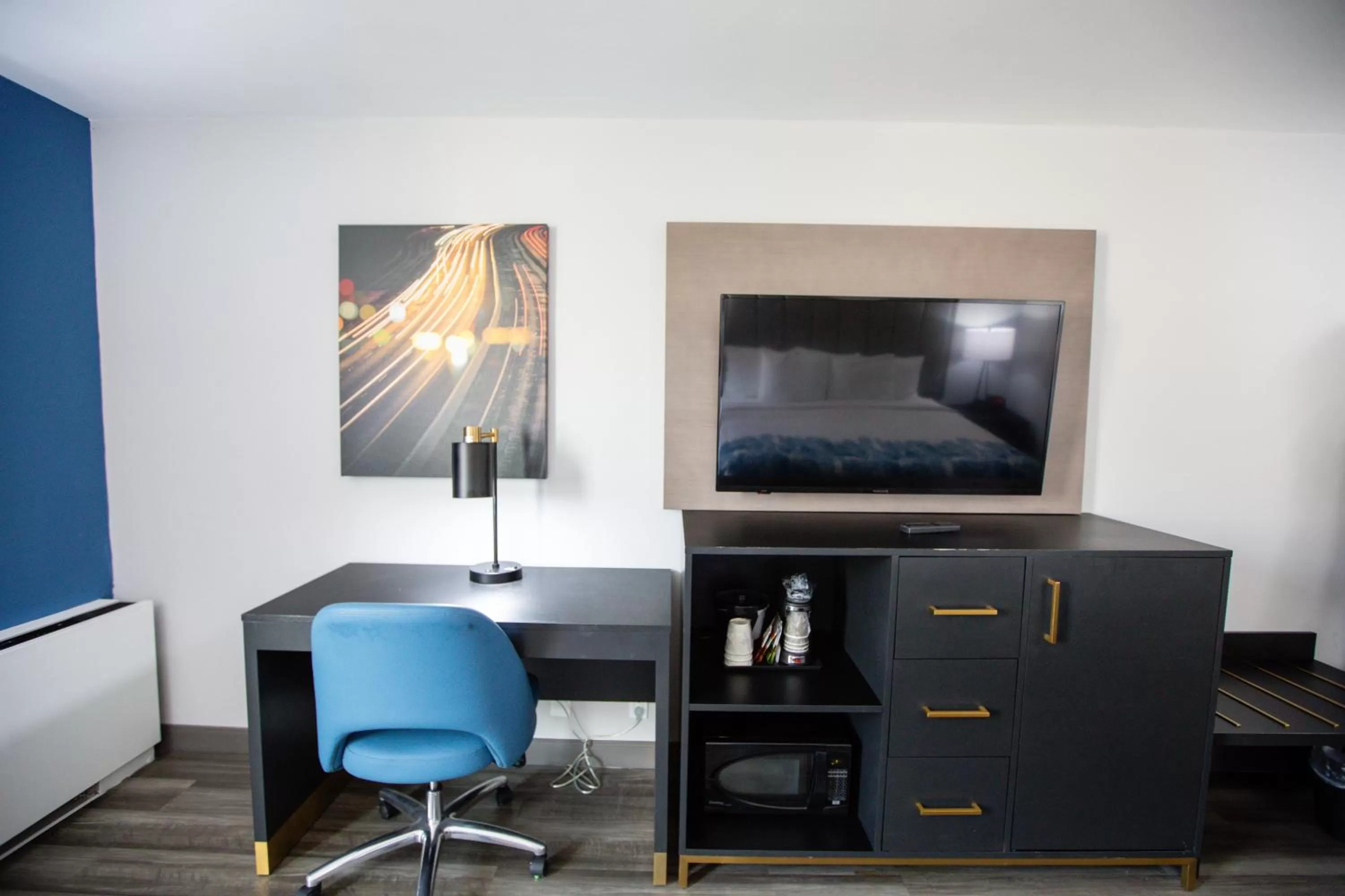 King Room with Bath Tub - Mobility/Hearing Accessible - Non-Smoking in La Quinta by Wyndham Dallas I-35 Walnut Hill Ln