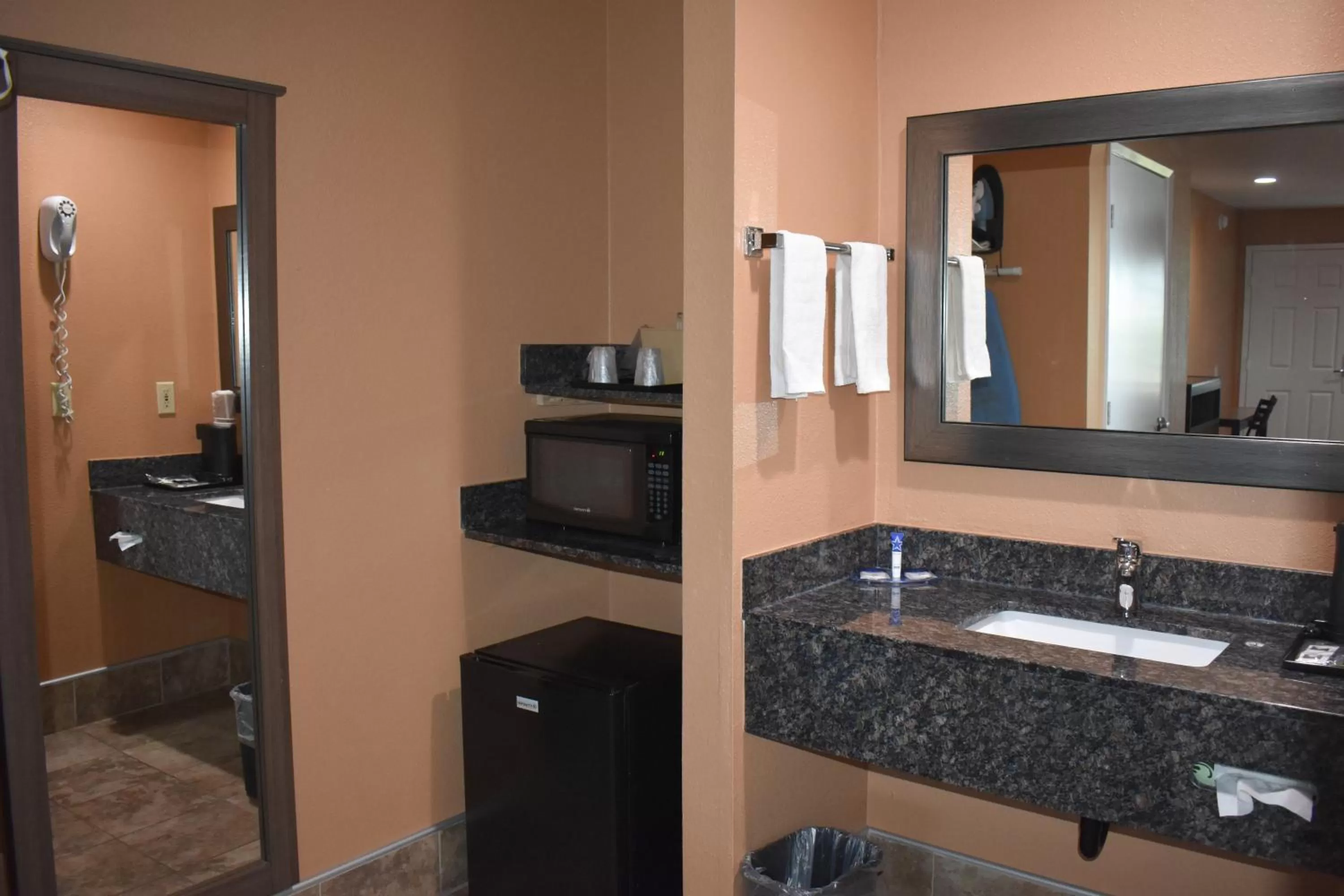 Bathroom in Americas Best Value Inn Manteca