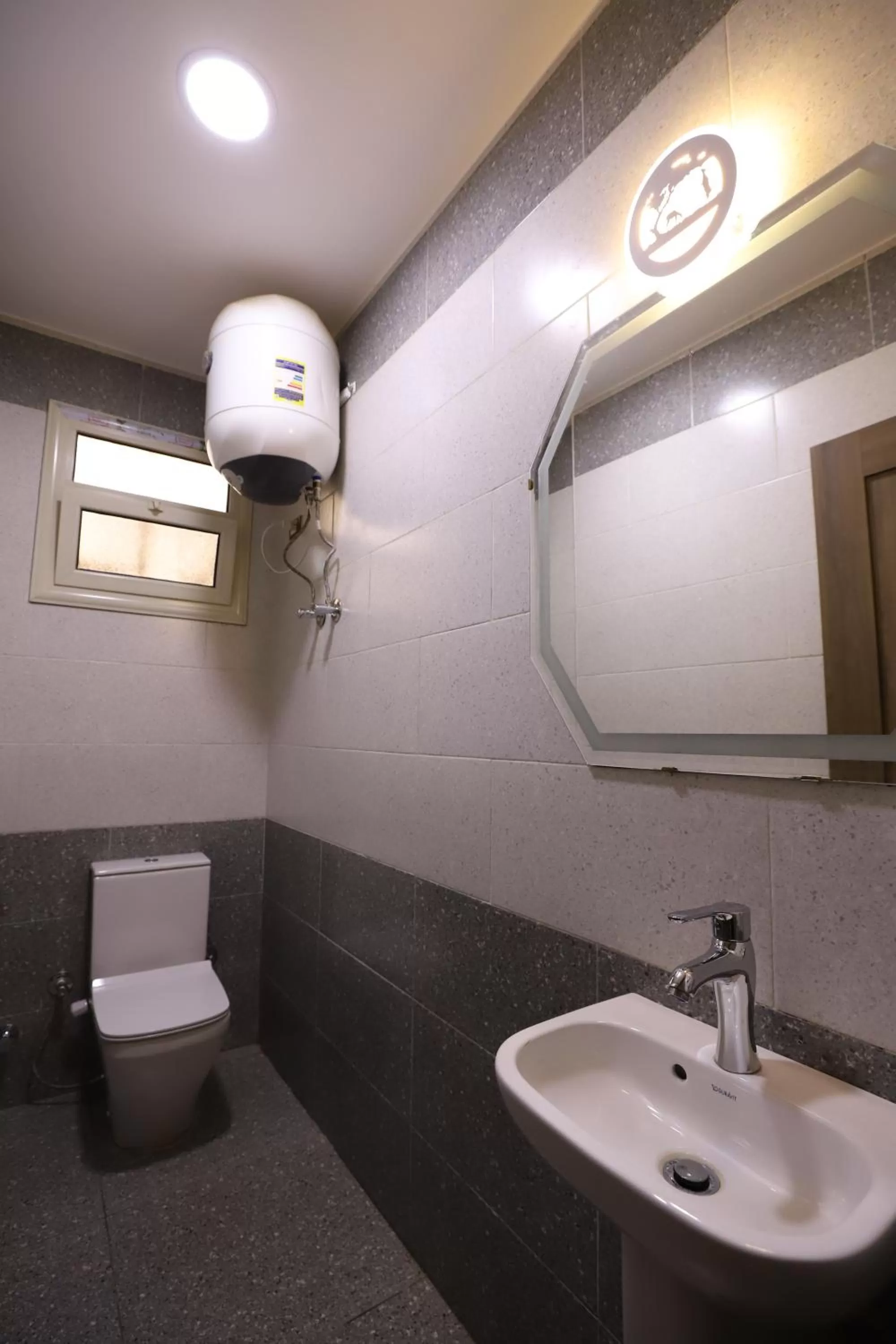 Bathroom in Brothers Pyramids View Hotel