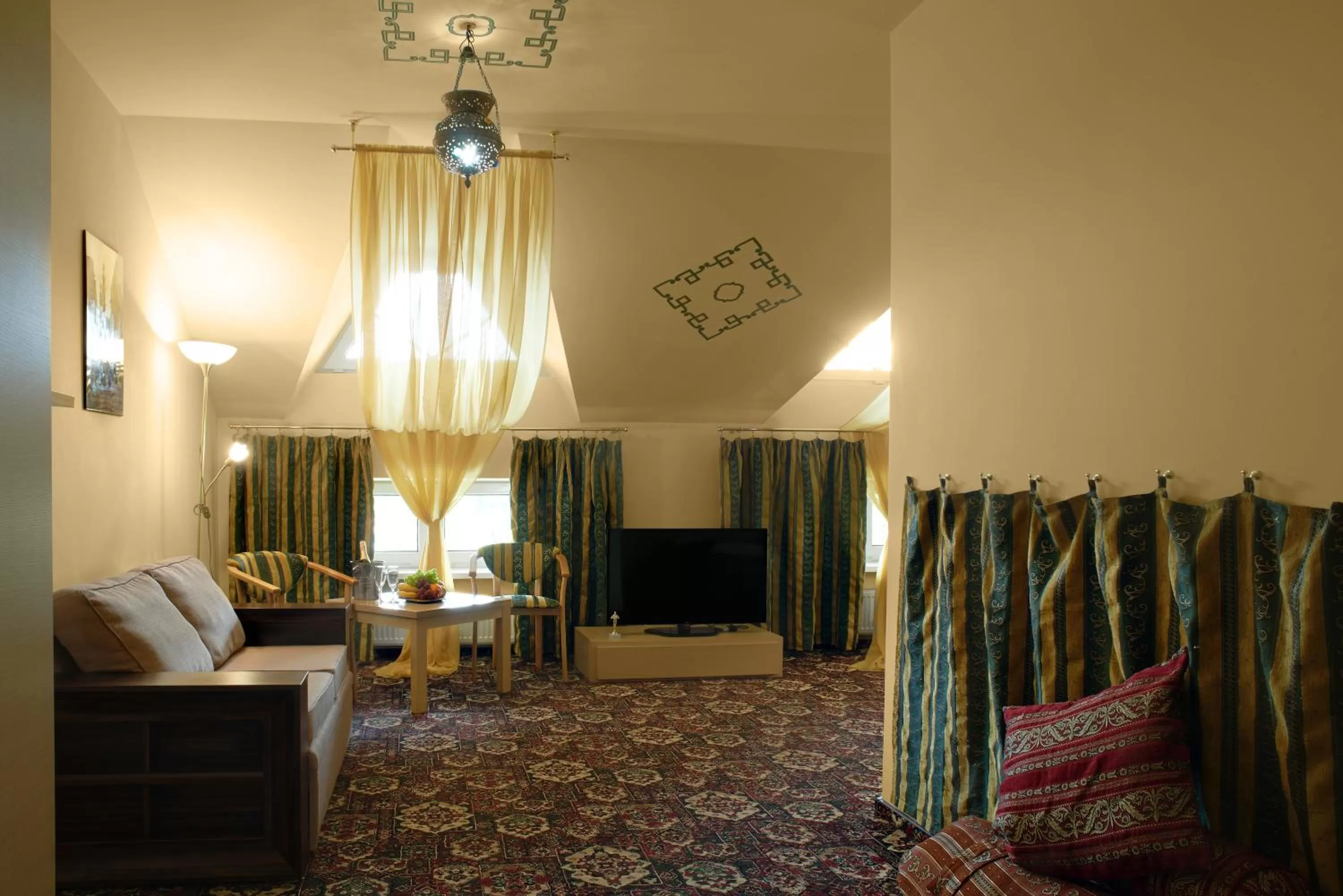 Photo of the whole room, TV/Entertainment Center in Oscar