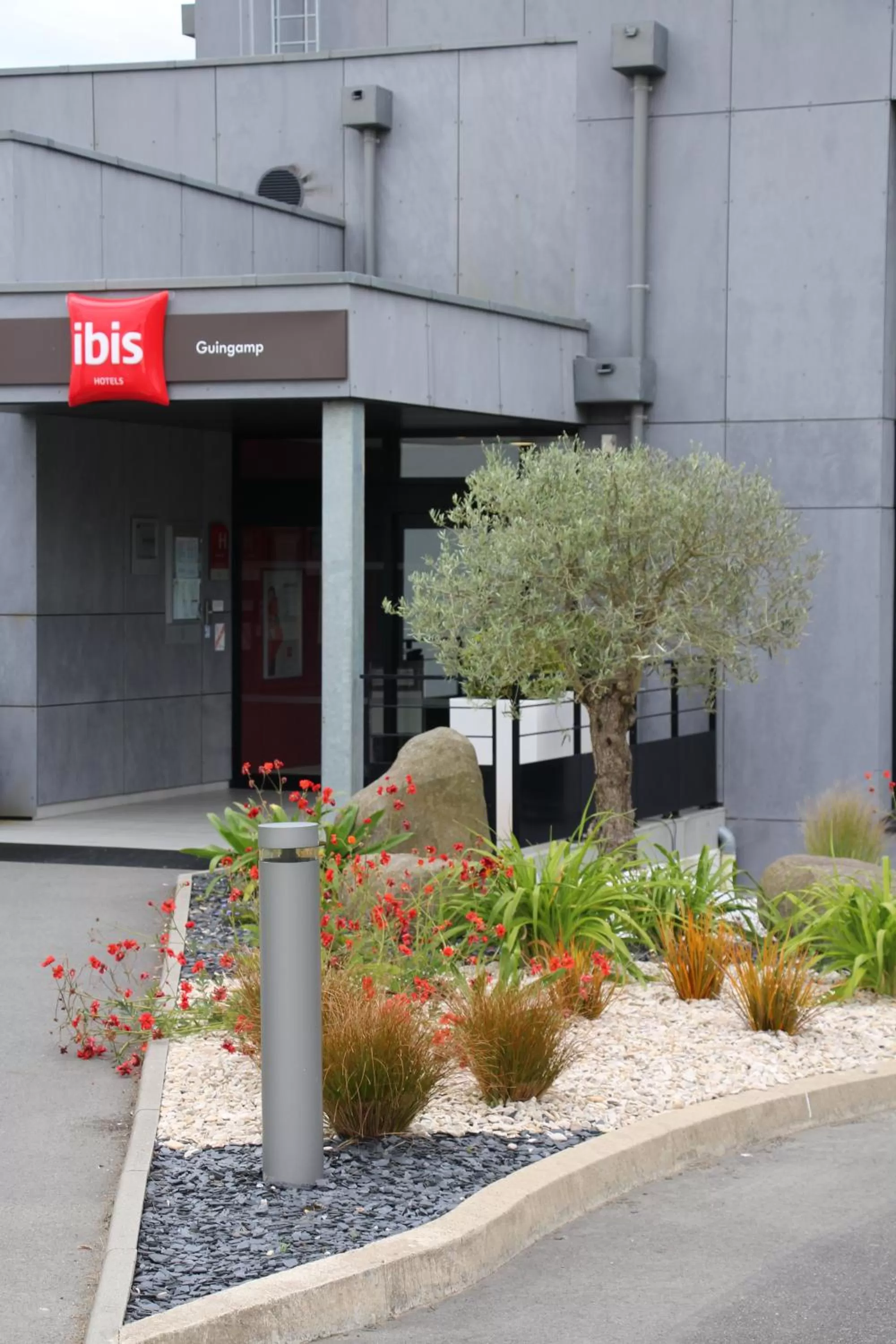 Facade/entrance in Hôtel ibis Guingamp Cœur de Bretagne