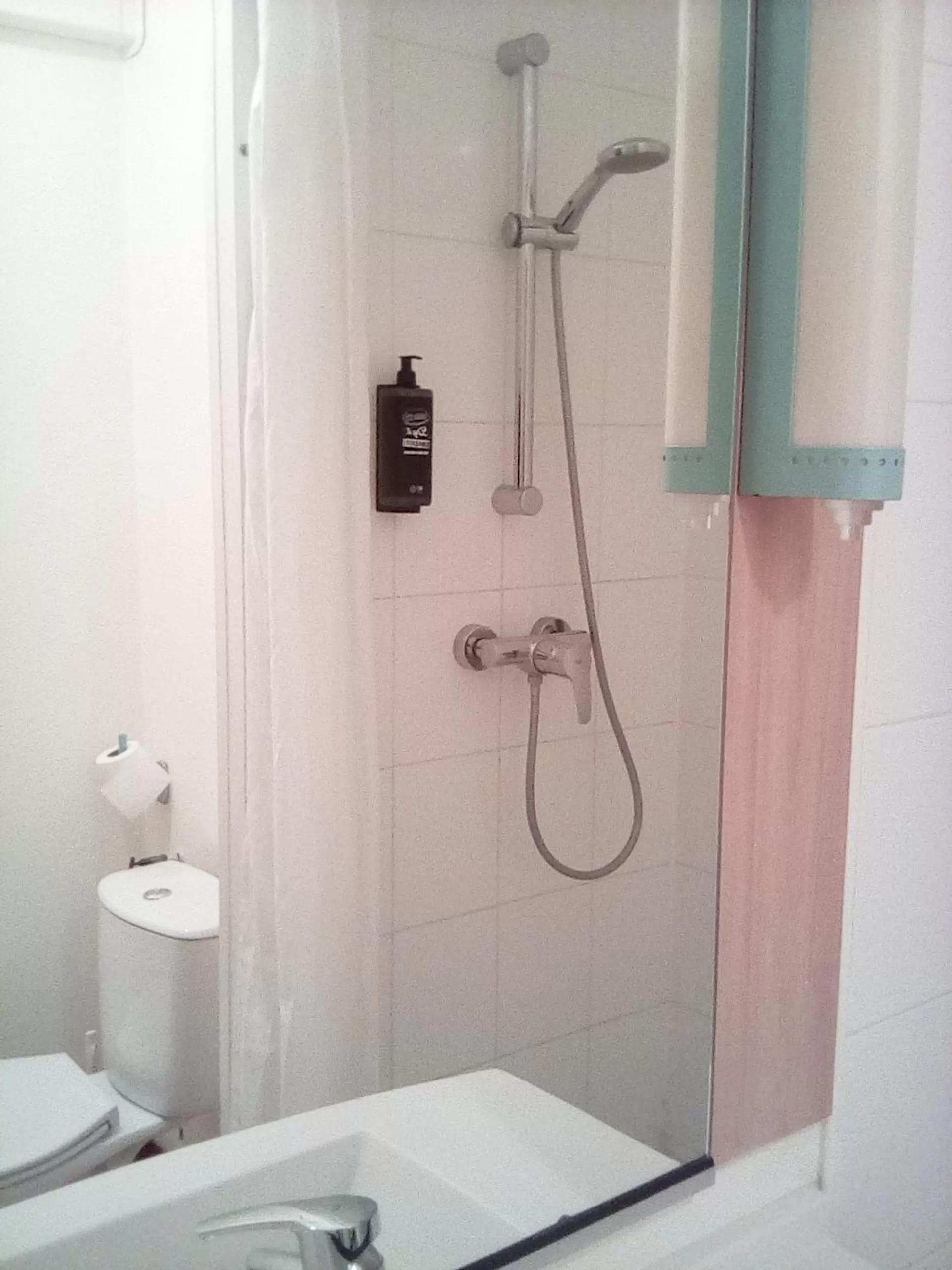 Bathroom in ibis Saint Quentin Basilique