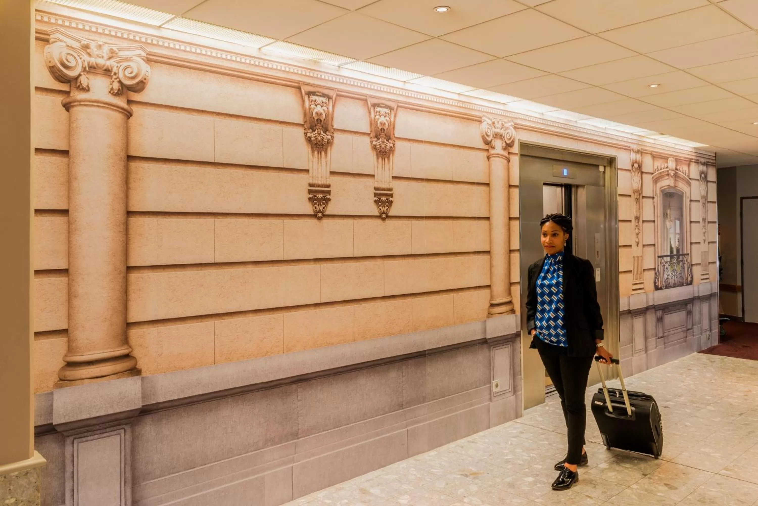 Lobby or reception in Mercure Paris Roissy CDG