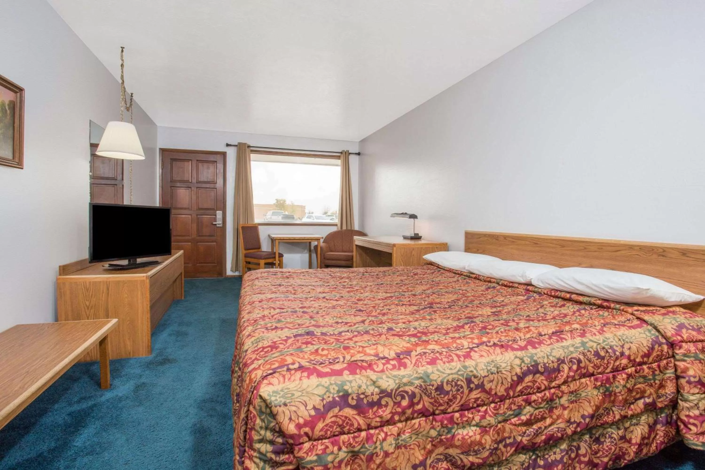 Photo of the whole room, Bed in Knights Inn Boardman