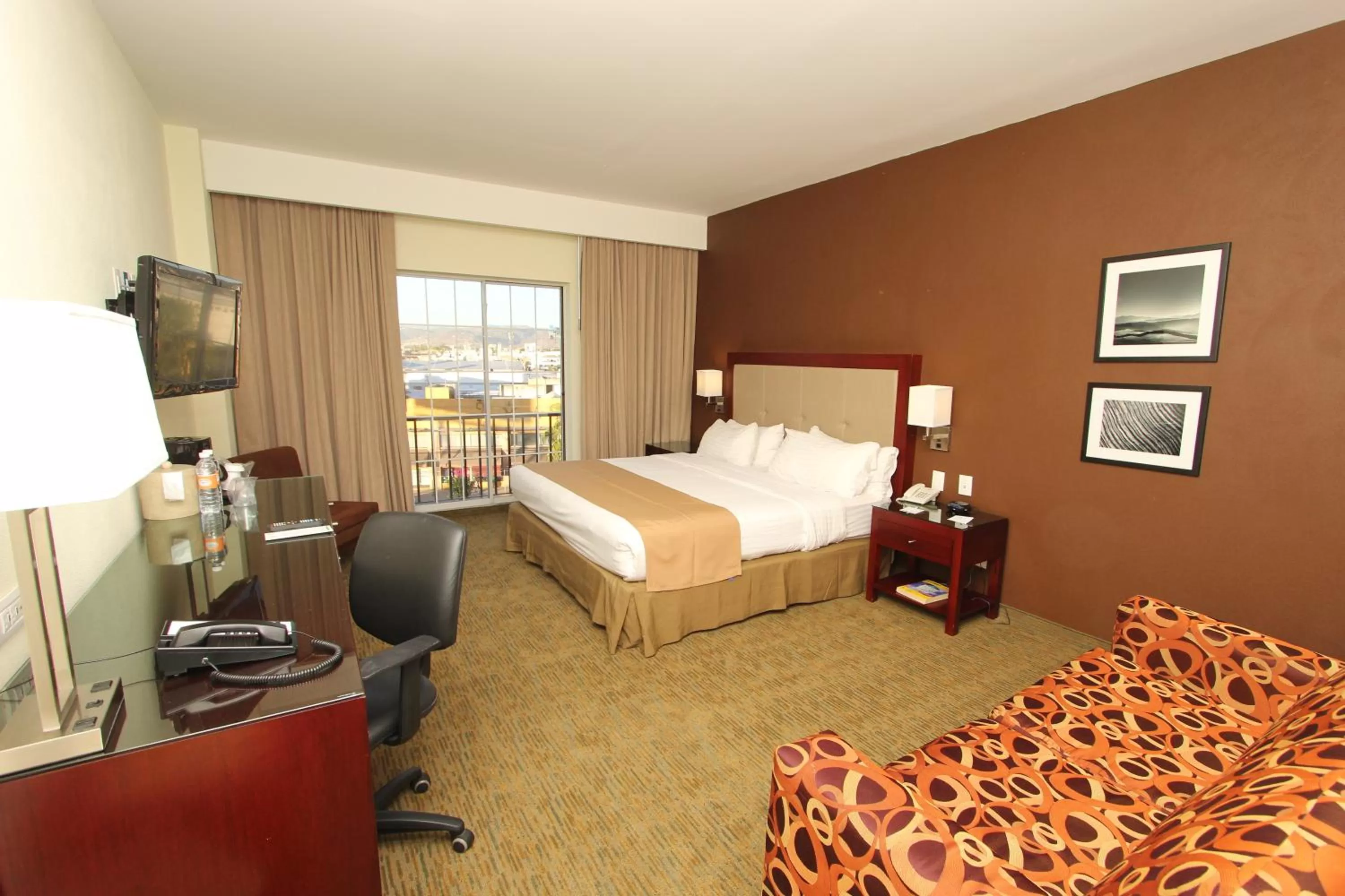 Photo of the whole room, Bed in Holiday Inn Leon by IHG