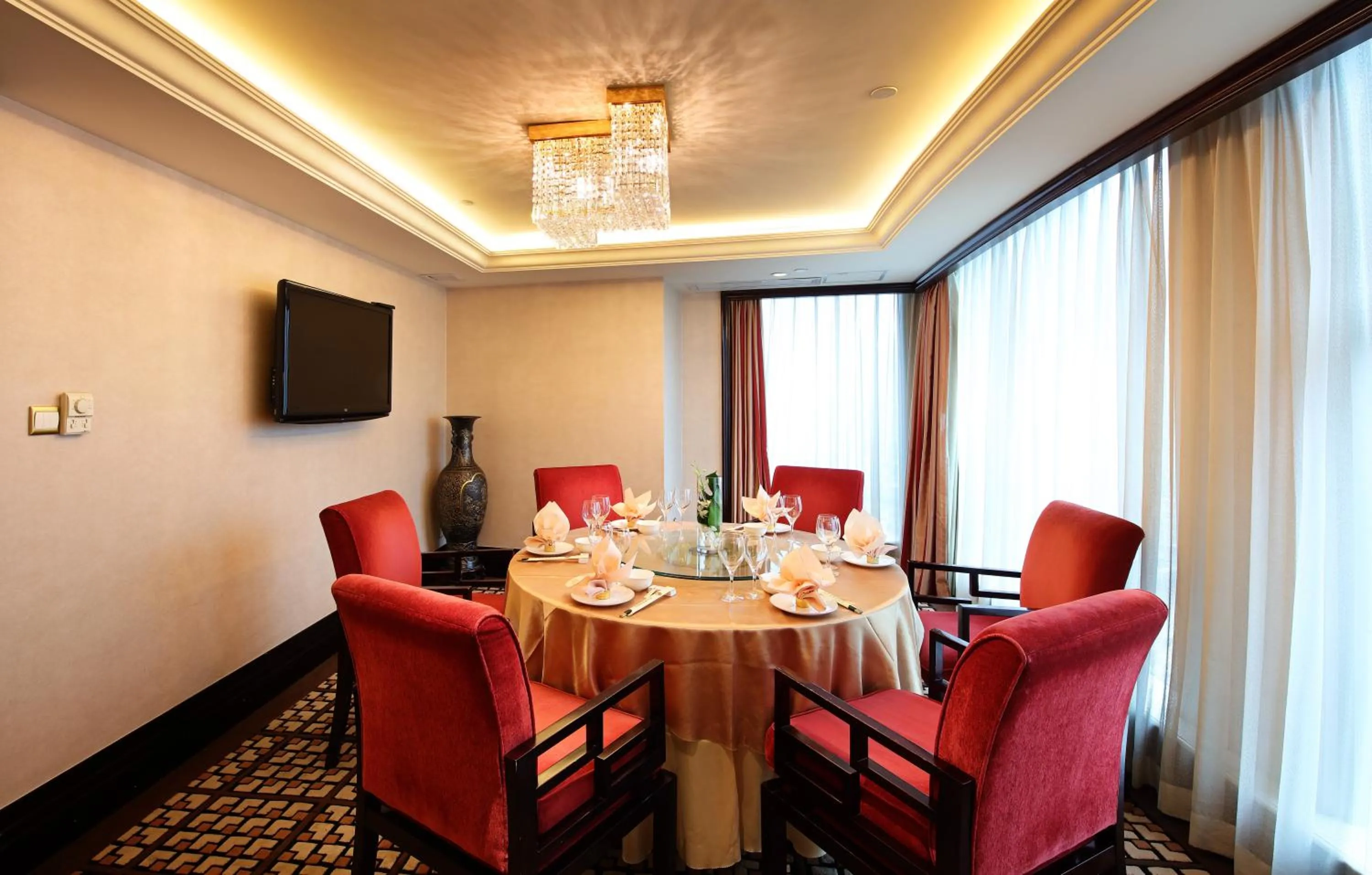 Restaurant/places to eat in Royal Mediterranean Hotel