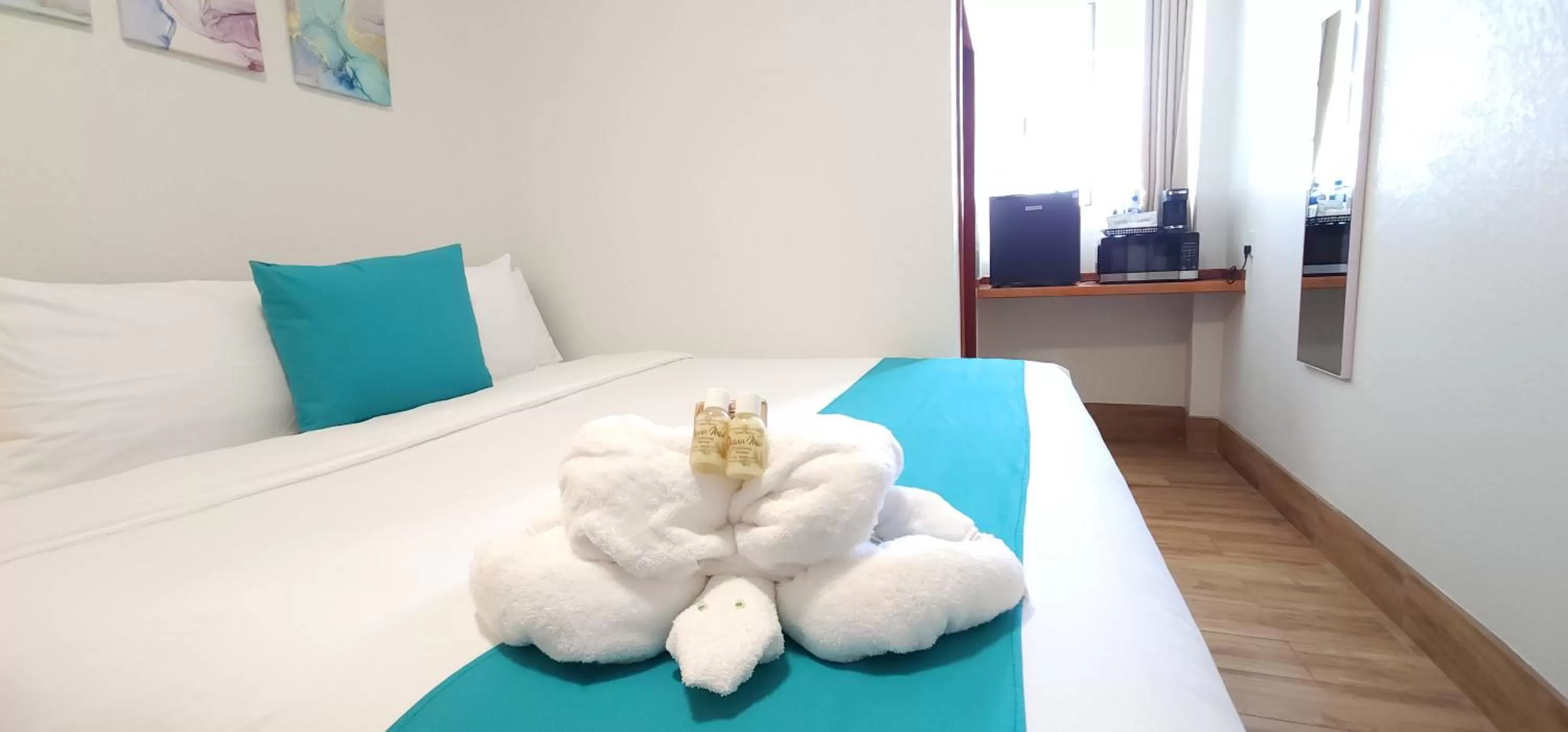 Bedroom, Bed in Voyager Sun & Reef Hotel